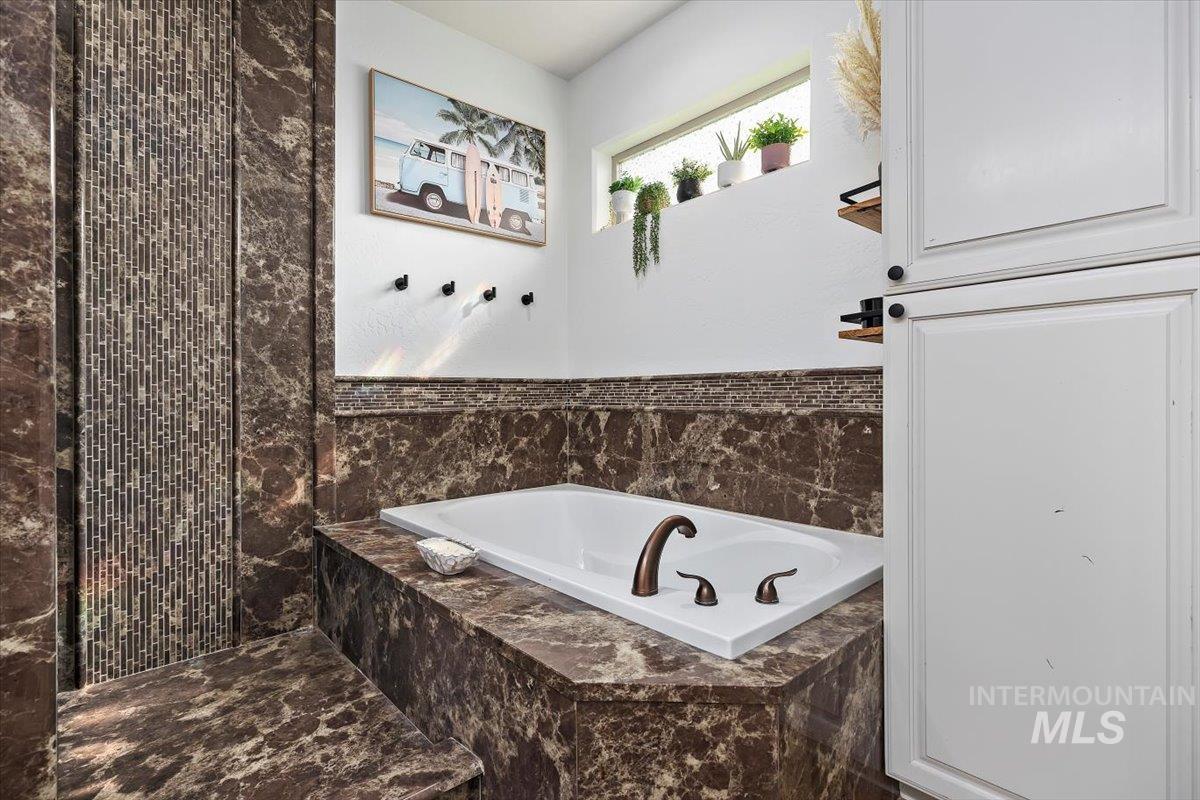 565 Clearwater Way, Heyburn, Idaho 83336, 5 Bedrooms, 3 Bathrooms, Residential For Sale, Price $670,000,MLS 98936984