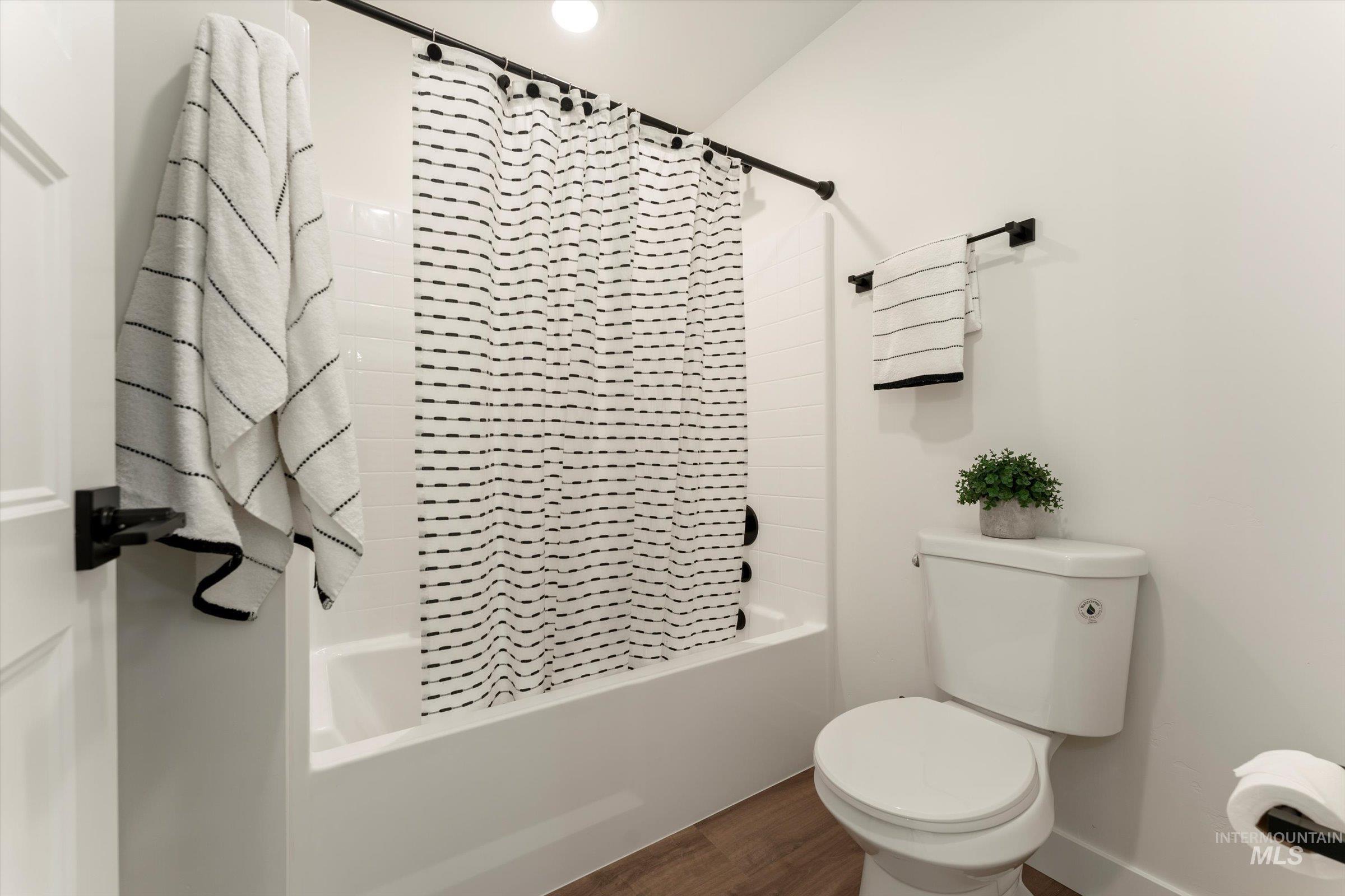 7125 W Ustick Rd, Boise, Idaho 83704, 6 Bedrooms, 4.5 Bathrooms, Residential For Sale, Price $759,000,MLS 98937894