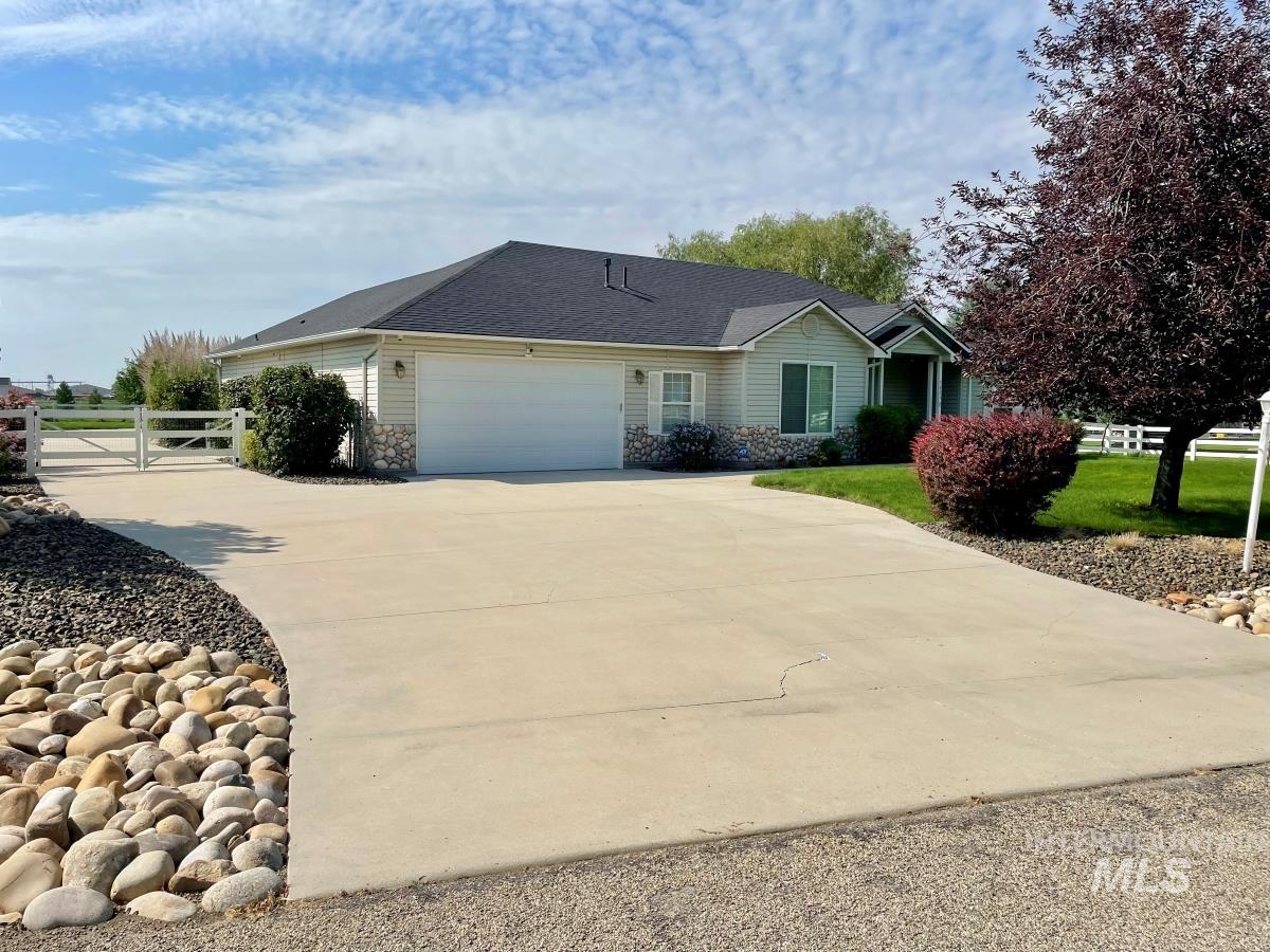 7825 S Chisum Way, Meridian, Idaho 83642-7172, 3 Bedrooms, 2 Bathrooms, Residential For Sale, Price $855,000,MLS 98937918