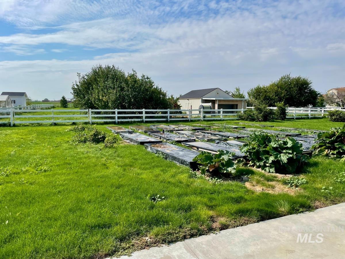 7825 S Chisum Way, Meridian, Idaho 83642-7172, 3 Bedrooms, 2 Bathrooms, Residential For Sale, Price $855,000,MLS 98937918