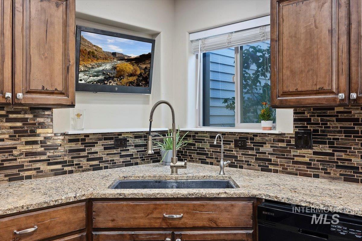 595 I B Perrine Rd, Twin Falls, Idaho 83301-3038, 6 Bedrooms, 4 Bathrooms, Residential For Sale, Price $683,900, 98938599