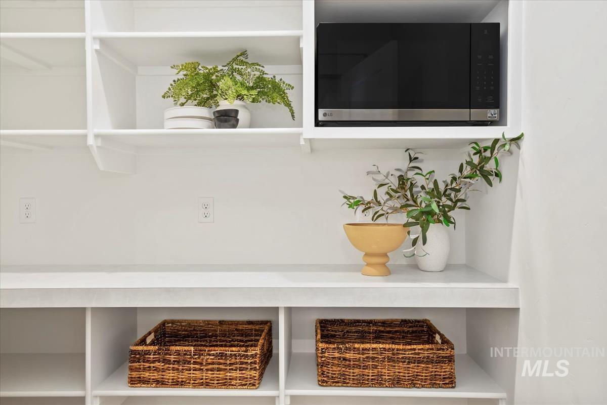 4652 N Alameda Creek Ave, Meridian, Idaho 83646, 3 Bedrooms, 2.5 Bathrooms, Residential For Sale, Price $549,900,MLS 98938770