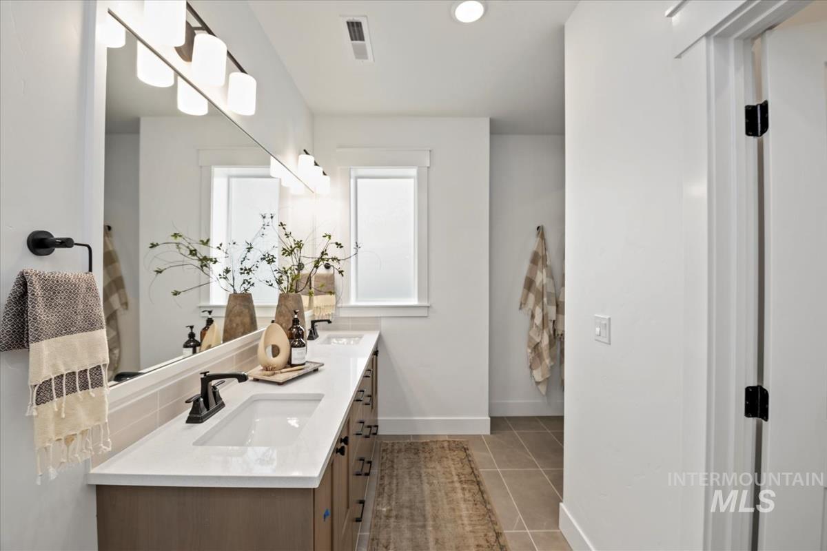 4652 N Alameda Creek Ave, Meridian, Idaho 83646, 3 Bedrooms, 2.5 Bathrooms, Residential For Sale, Price $549,900,MLS 98938770