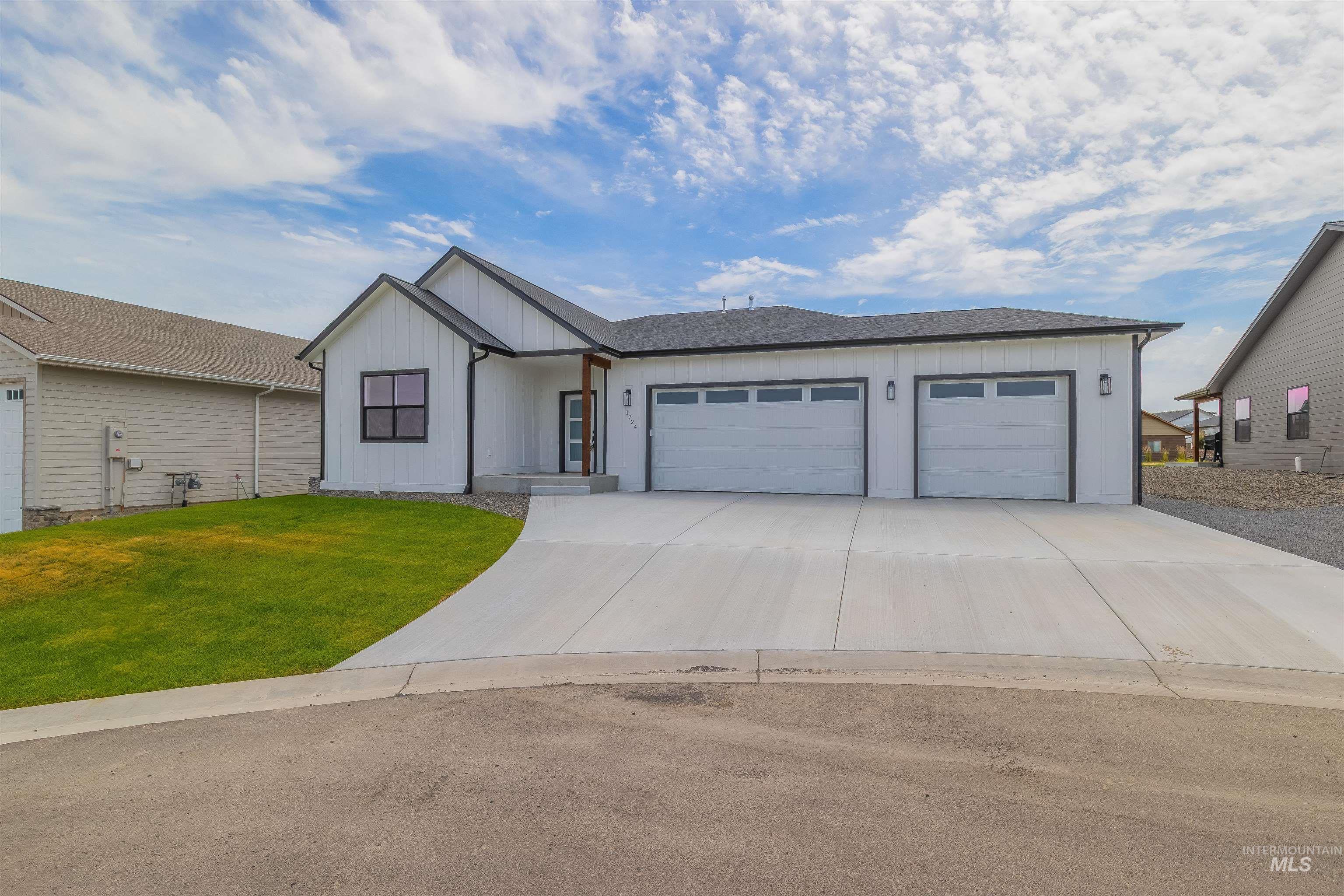 1724 Pathway Court, Lewiston, Idaho 83501, 3 Bedrooms, 2 Bathrooms, Residential For Sale, Price $580,000,MLS 98939392