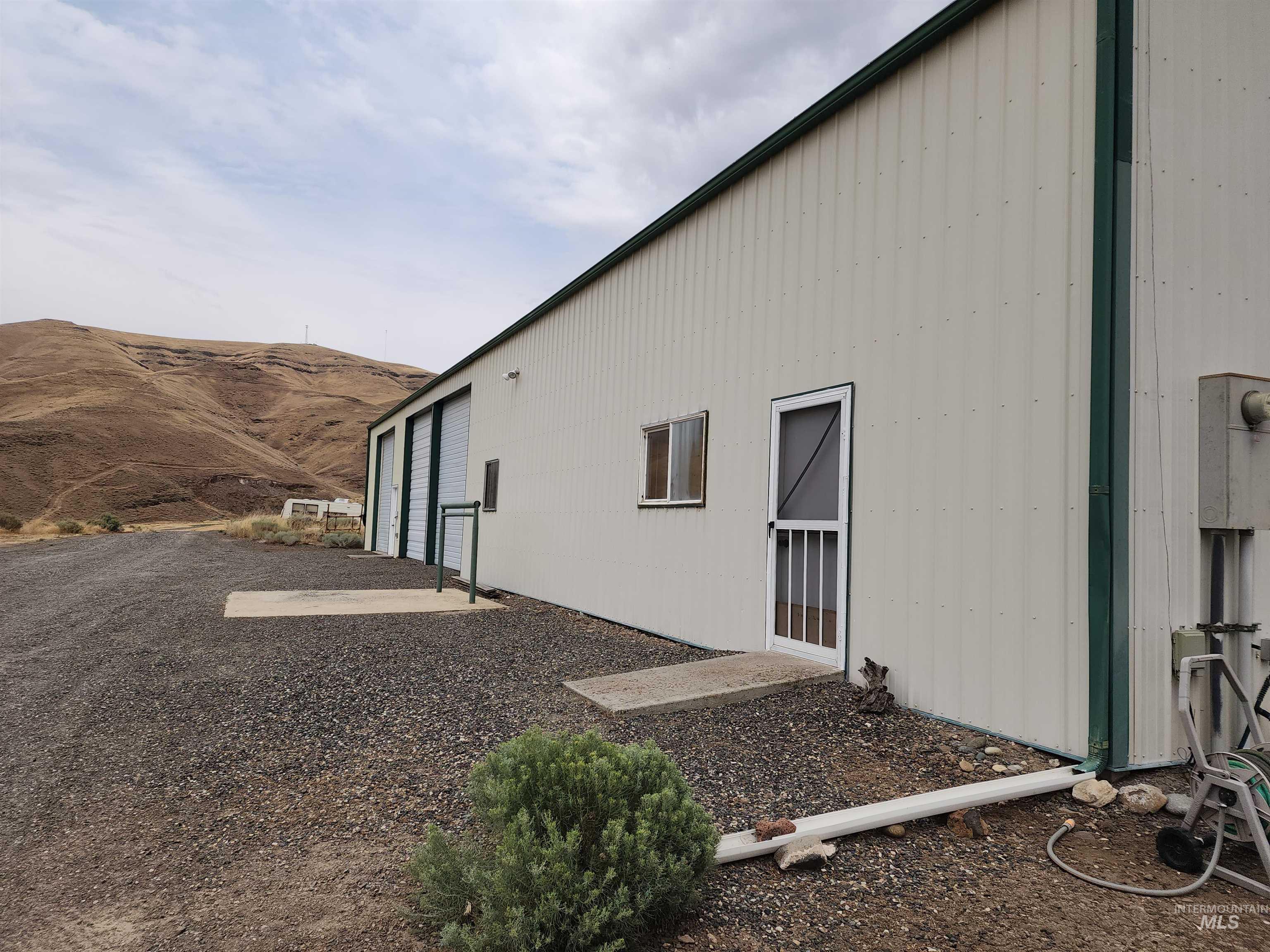 2871 Hwy 12, Clarkston, Washington 99403, 3 Bedrooms, 3 Bathrooms, Residential For Sale, Price $1,299,999,MLS 98939490