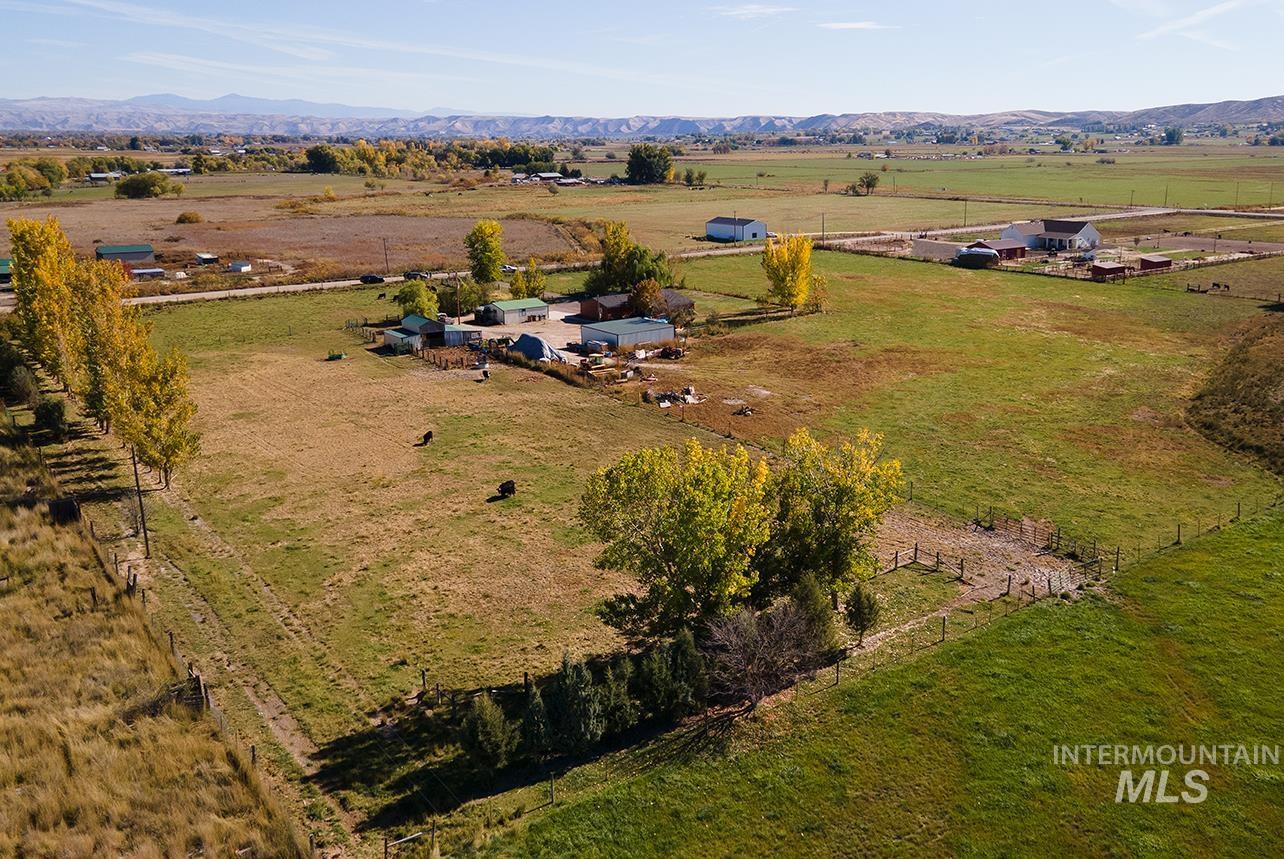 2625 Berglund Rd., Emmett, Idaho 83617, 3 Bedrooms, 2 Bathrooms, Residential For Sale, Price $805,900, 98939571