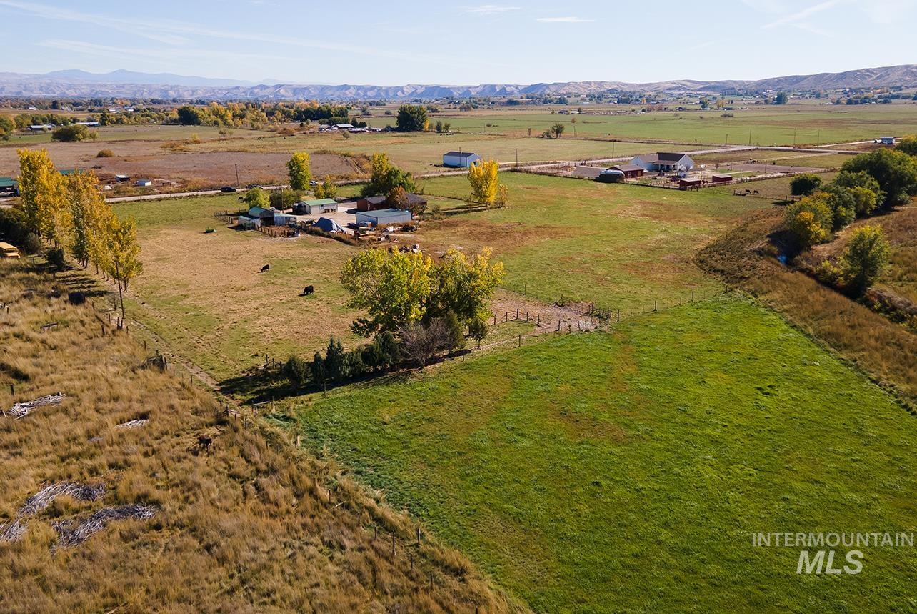 2625 Berglund Rd., Emmett, Idaho 83617, 3 Bedrooms, 2 Bathrooms, Residential For Sale, Price $805,900, 98939571