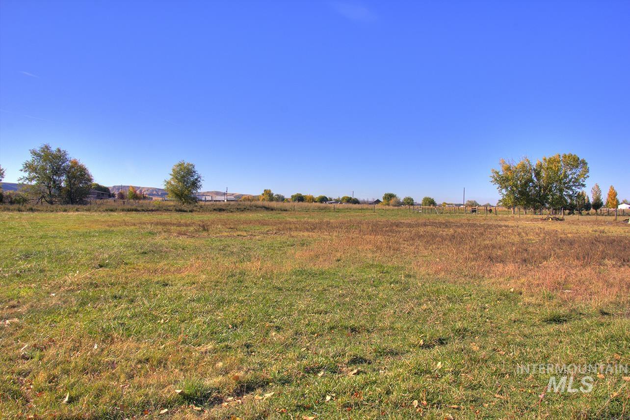 2625 Berglund Rd., Emmett, Idaho 83617, 3 Bedrooms, 2 Bathrooms, Residential For Sale, Price $805,900, 98939571