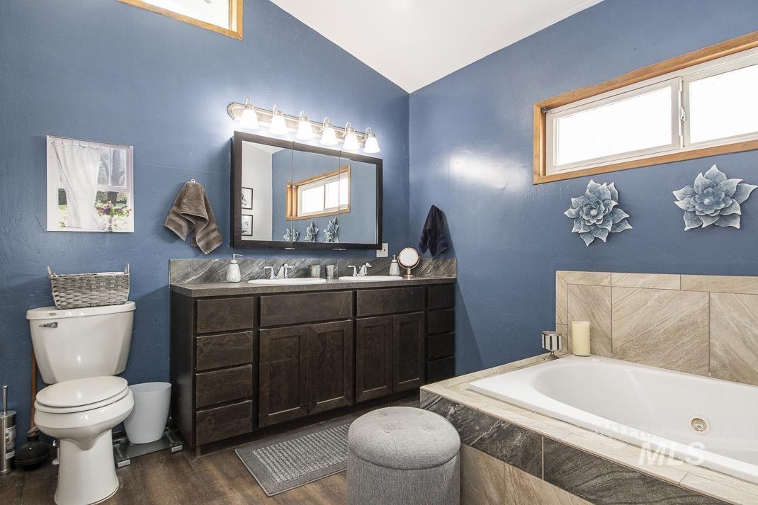 16758 Deer Flat Rd, Caldwell, Idaho 83607, 2 Bedrooms, 2 Bathrooms, Residential For Sale, Price $575,000,MLS 98942645