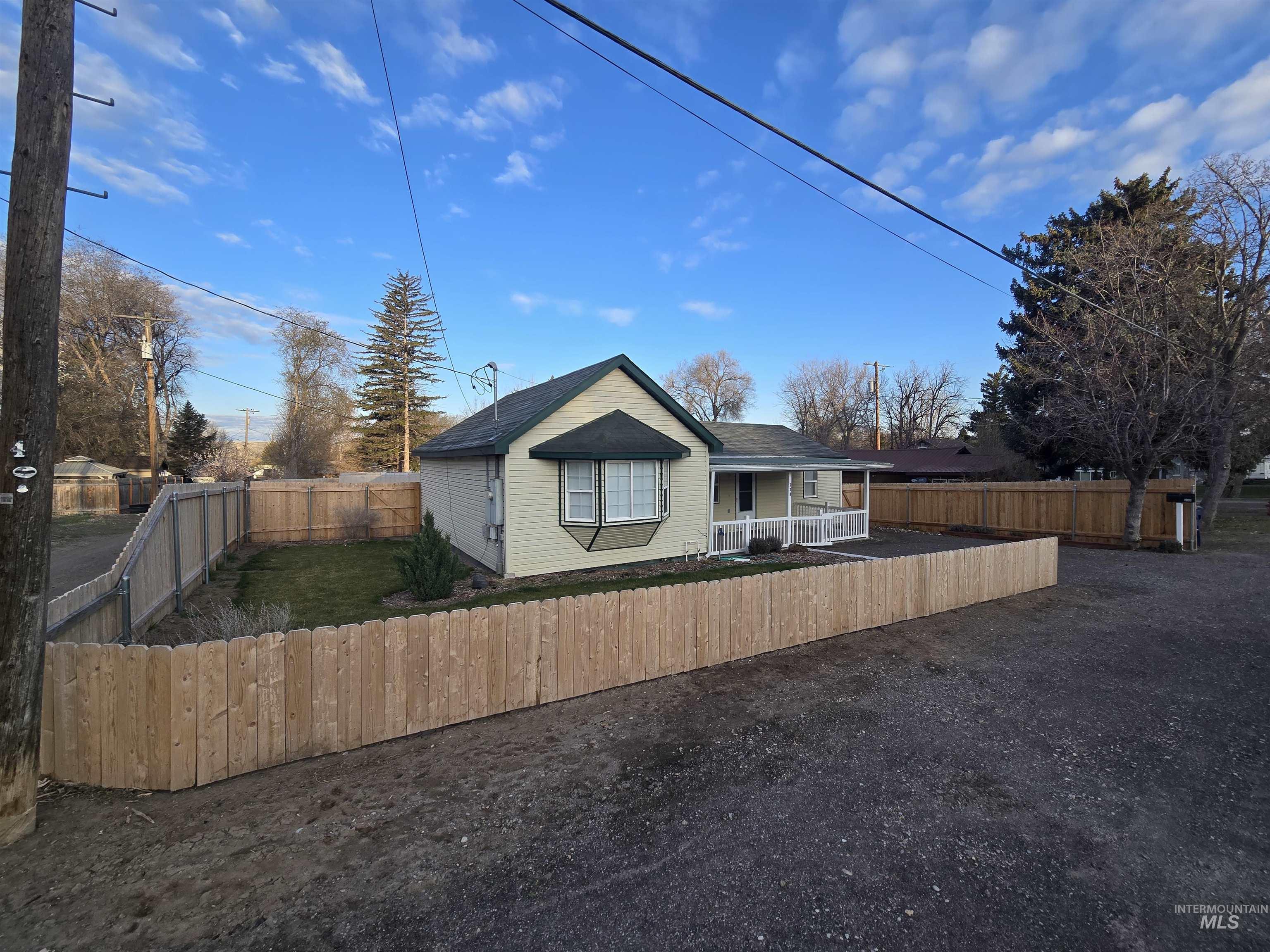 330 East Ave. S, Hagerman, Idaho 83332, 2 Bedrooms, 1 Bathroom, Residential For Sale, Price $259,000,MLS 98942680