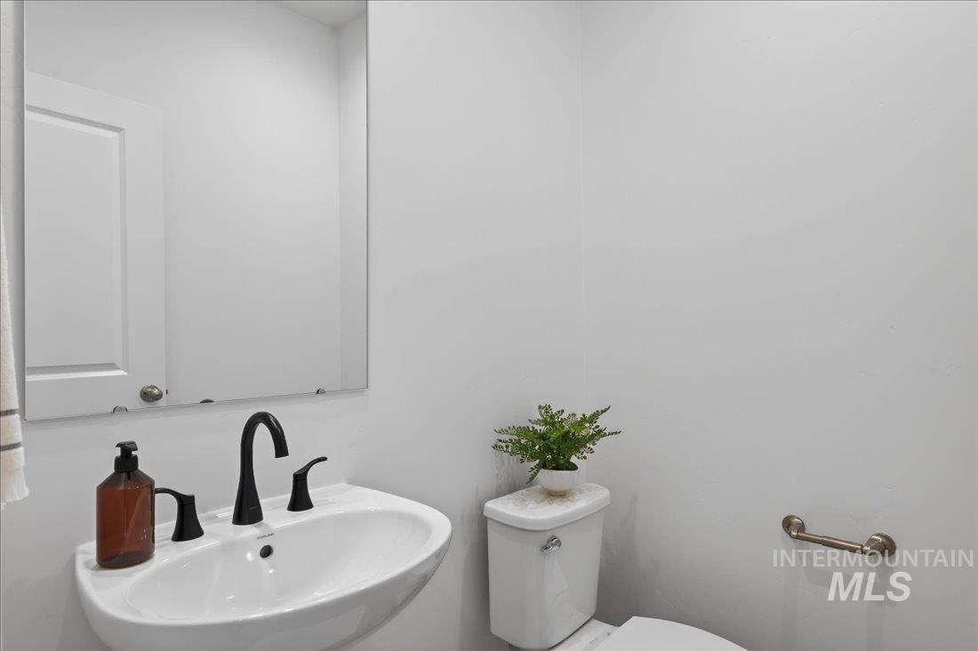 1330 W Regency Ridge Dr, Meridian, Idaho 83642, 3 Bedrooms, 2.5 Bathrooms, Residential For Sale, Price $440,000,MLS 98942712