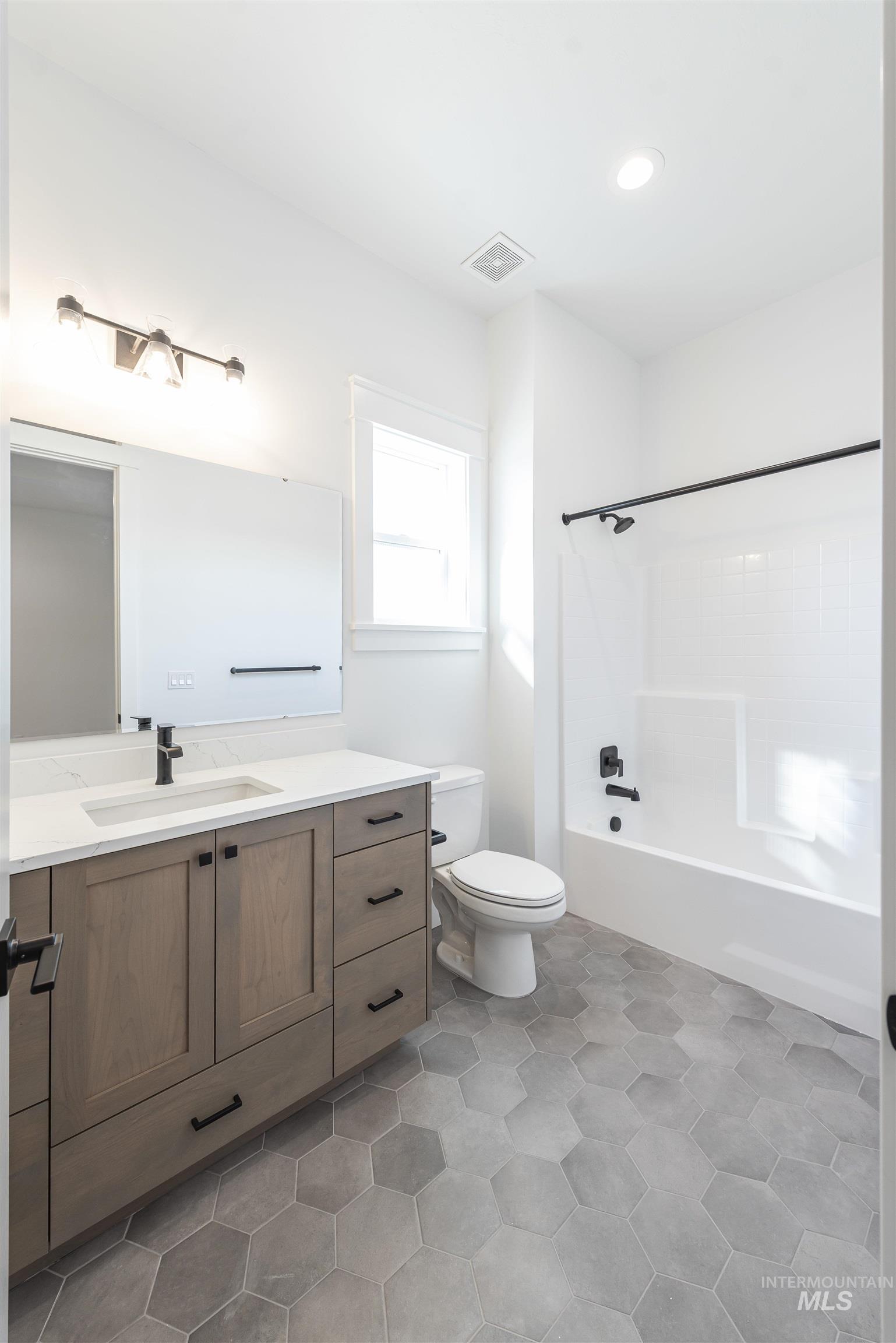 9376 S Egg Harbor, Kuna, Idaho 83634, 3 Bedrooms, 2 Bathrooms, Residential For Sale, Price $549,900, 98943567