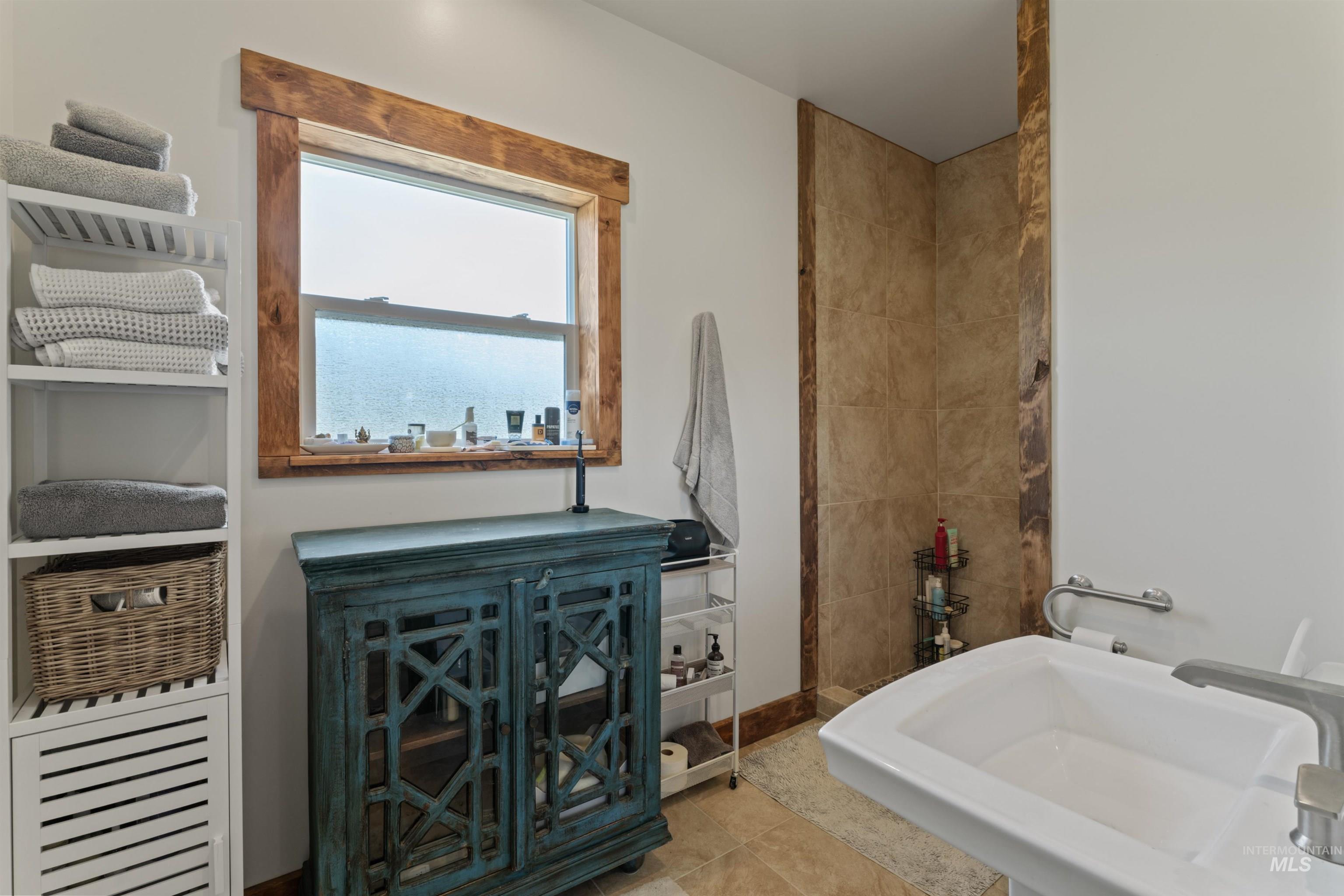 2 Brook Ln, Horseshoe Bend, Idaho 83629, 1 Bedroom, 1 Bathroom, Residential For Sale, Price $879,000, 98944454