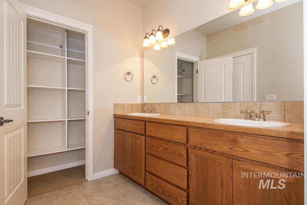 325 S Whisperwood Way, Boise, Idaho 83709, 3 Bedrooms, 2 Bathrooms, Residential For Sale, Price $449,000, 98945288