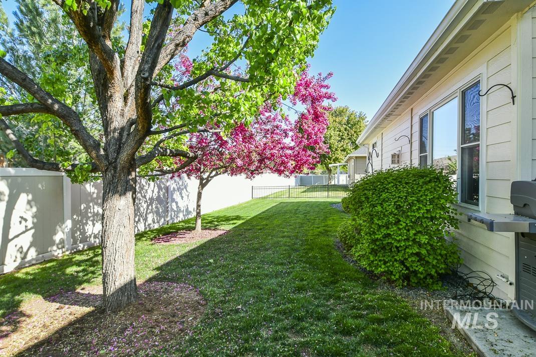 325 S Whisperwood Way, Boise, Idaho 83709, 3 Bedrooms, 2 Bathrooms, Residential For Sale, Price $449,000, 98945288