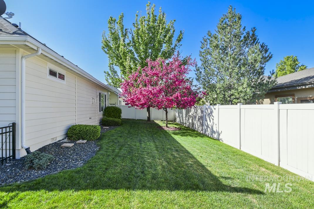 325 S Whisperwood Way, Boise, Idaho 83709, 3 Bedrooms, 2 Bathrooms, Residential For Sale, Price $449,000, 98945288