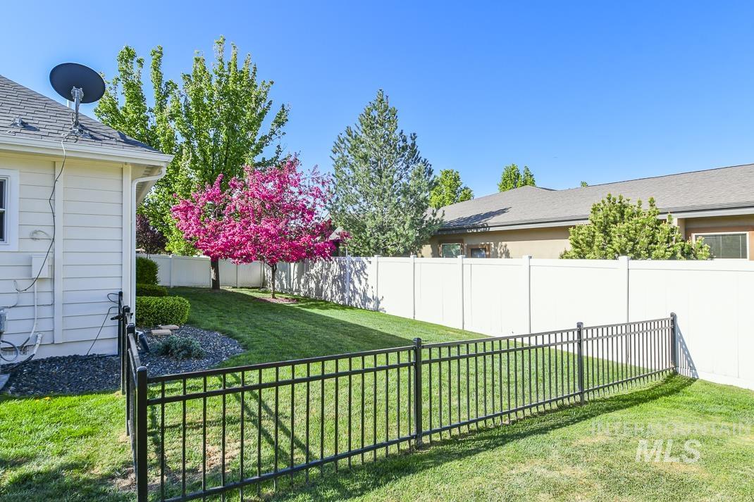 325 S Whisperwood Way, Boise, Idaho 83709, 3 Bedrooms, 2 Bathrooms, Residential For Sale, Price $449,000, 98945288