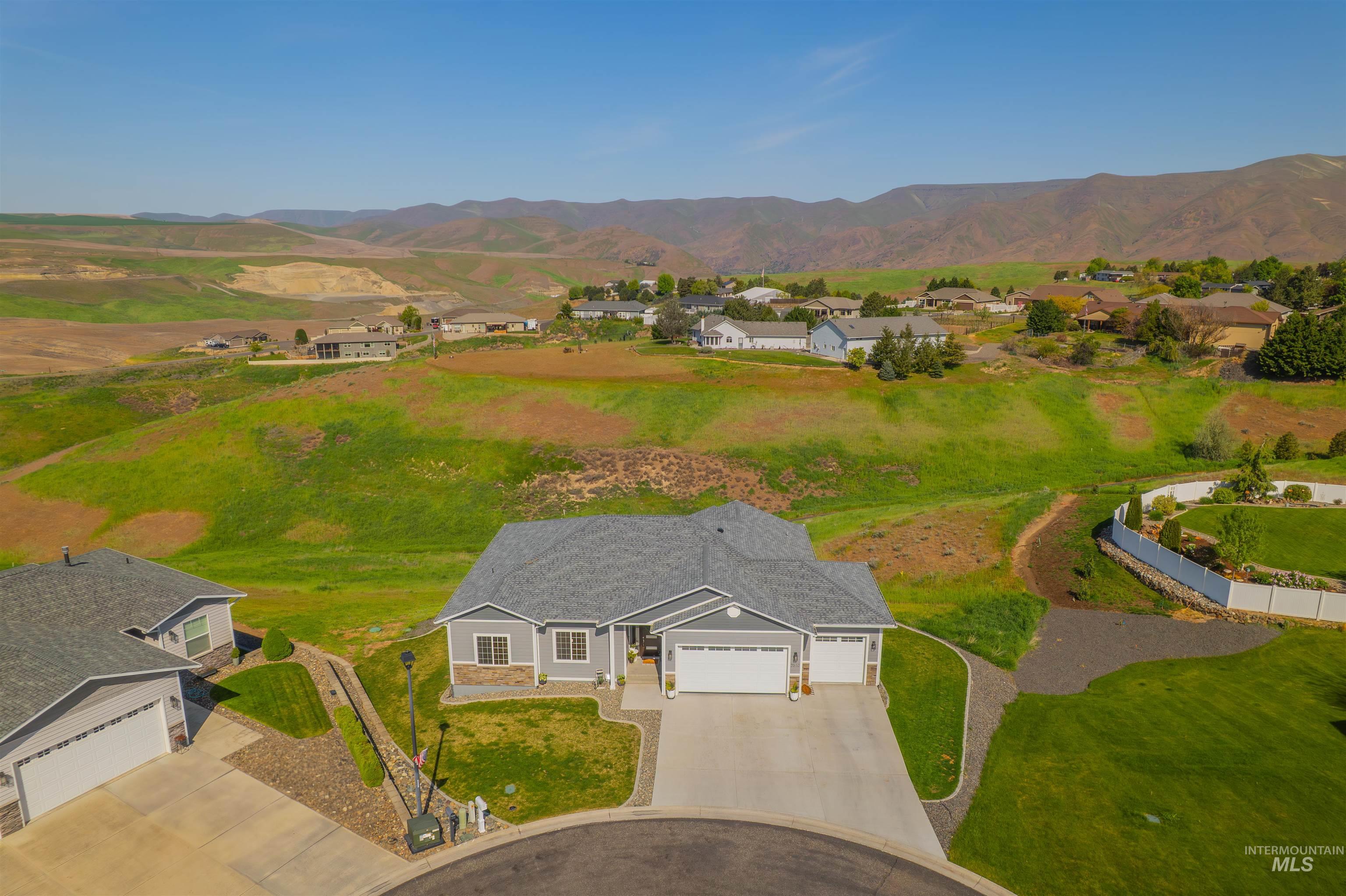 2510 Westridge Court, Clarkston, Washington 99403, 4 Bedrooms, 3 Bathrooms, Residential For Sale, Price $675,000,MLS 98945655