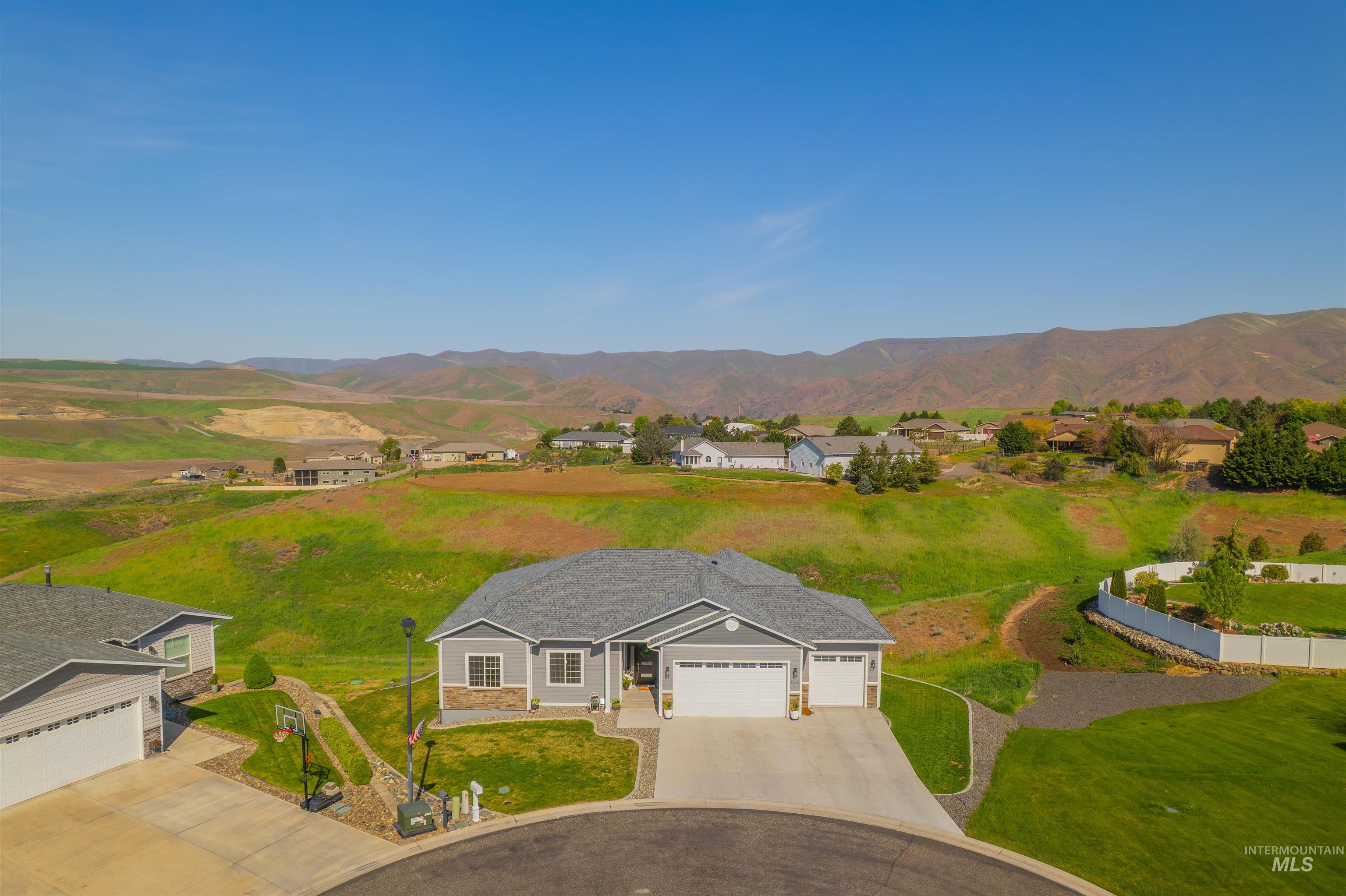 2510 Westridge Court, Clarkston, Washington 99403, 4 Bedrooms, 3 Bathrooms, Residential For Sale, Price $675,000,MLS 98945655