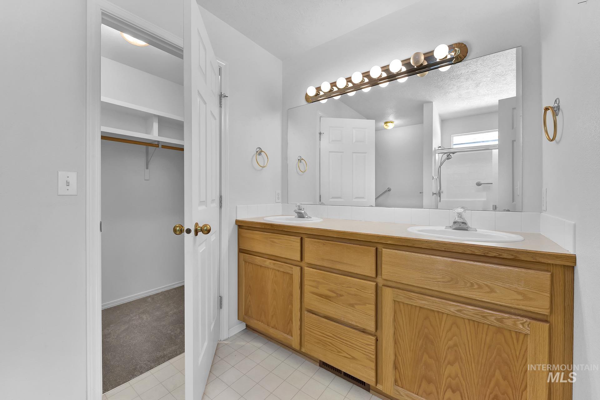 227 E Spinosa Dr, Meridian, Idaho 83646-3345, 2 Bedrooms, 2 Bathrooms, Residential For Sale, Price $389,900,MLS 98946292