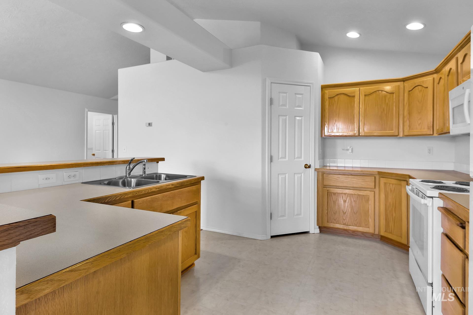 227 E Spinosa Dr, Meridian, Idaho 83646-3345, 2 Bedrooms, 2 Bathrooms, Residential For Sale, Price $389,900,MLS 98946292