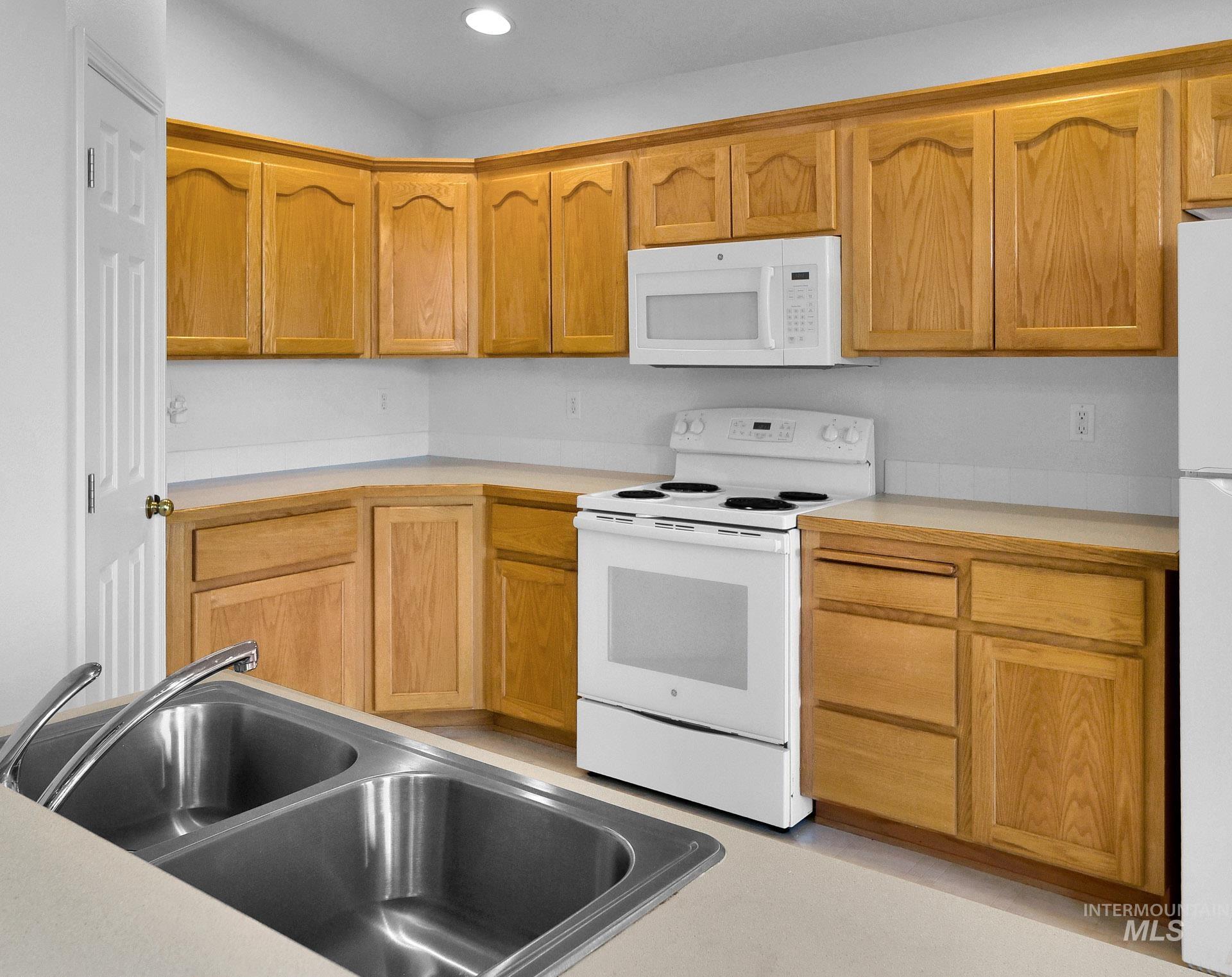 227 E Spinosa Dr, Meridian, Idaho 83646-3345, 2 Bedrooms, 2 Bathrooms, Residential For Sale, Price $389,900,MLS 98946292