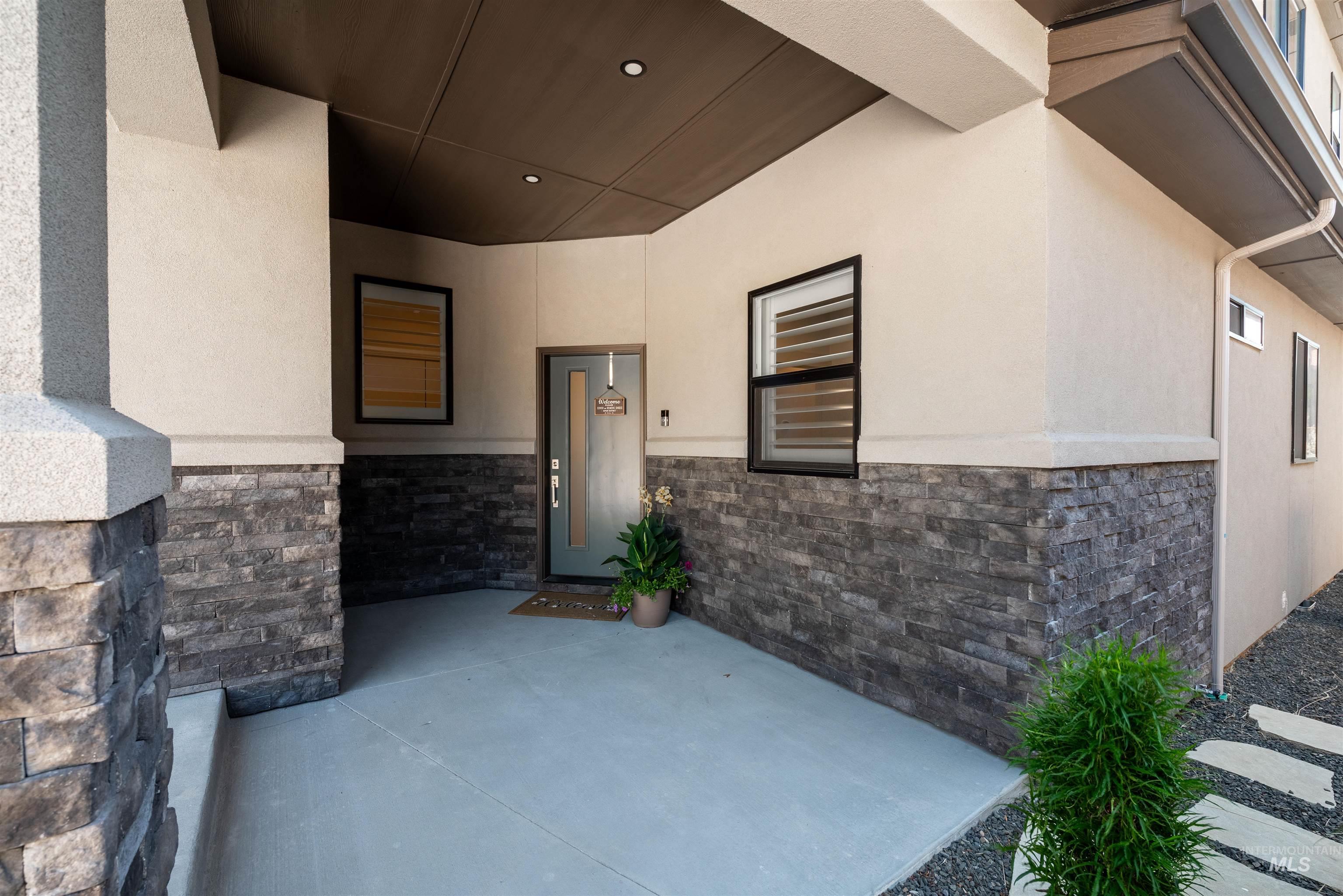 3371 E Warm Springs Ave, Boise, Idaho 83716, 3 Bedrooms, 3 Bathrooms, Residential For Sale, Price $949,900, 98946585