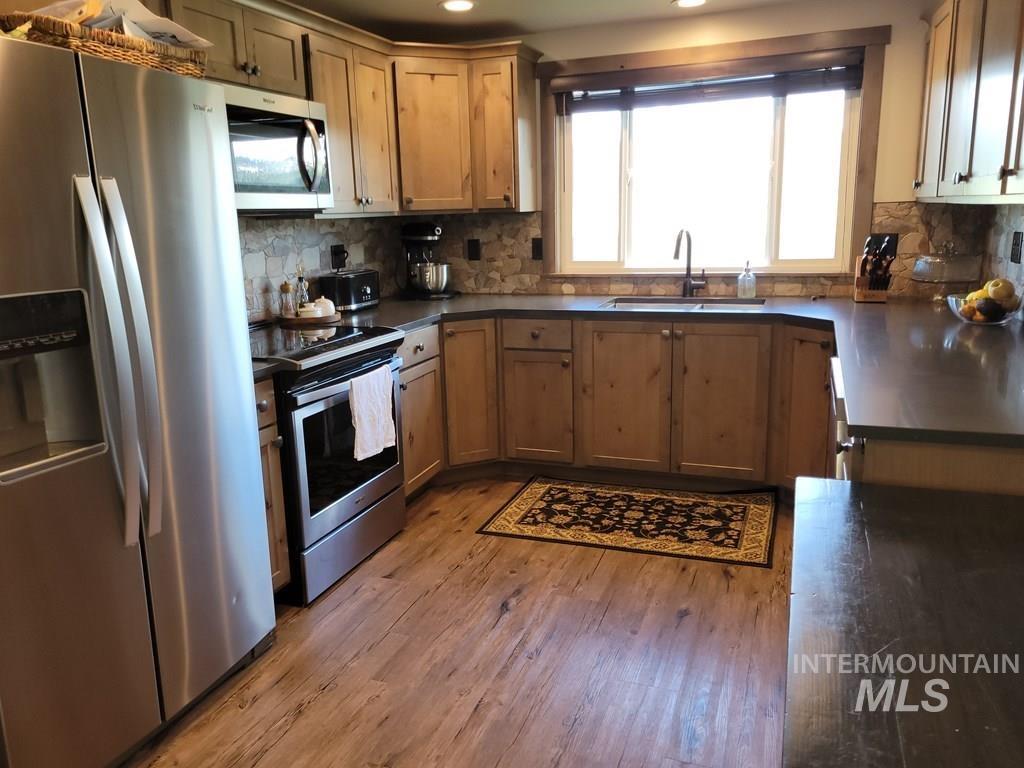 31/33 Bacon Creek Rd, Cascade, Idaho 83611, 8 Bedrooms, 9 Bathrooms, Farm & Ranch For Sale, Price $2,999,900,MLS 98946655