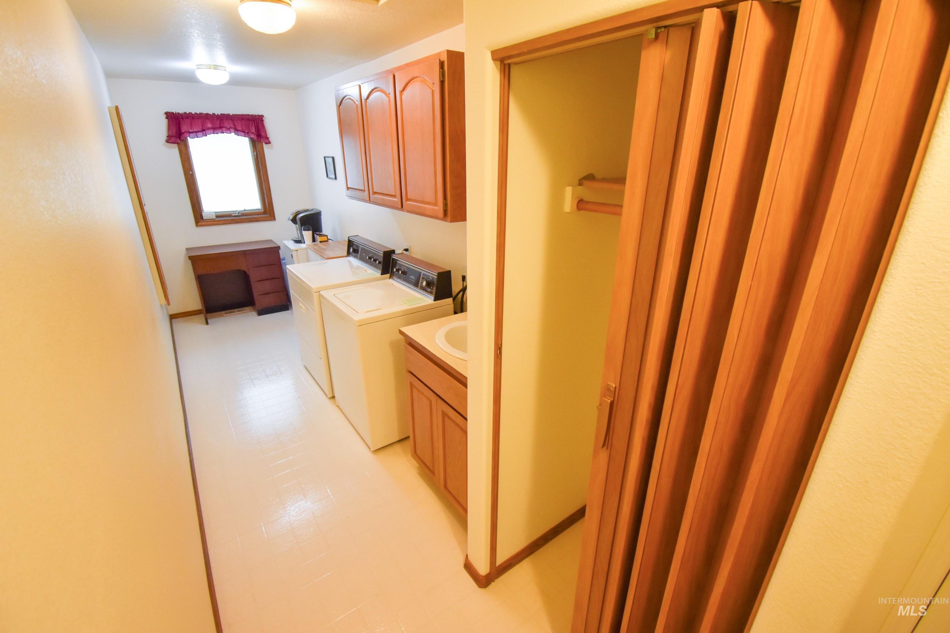 2530 Valleyview Drive, Clarkston, Washington 99403, 4 Bedrooms, 3 Bathrooms, Residential For Sale, Price $749,000,MLS 98947932