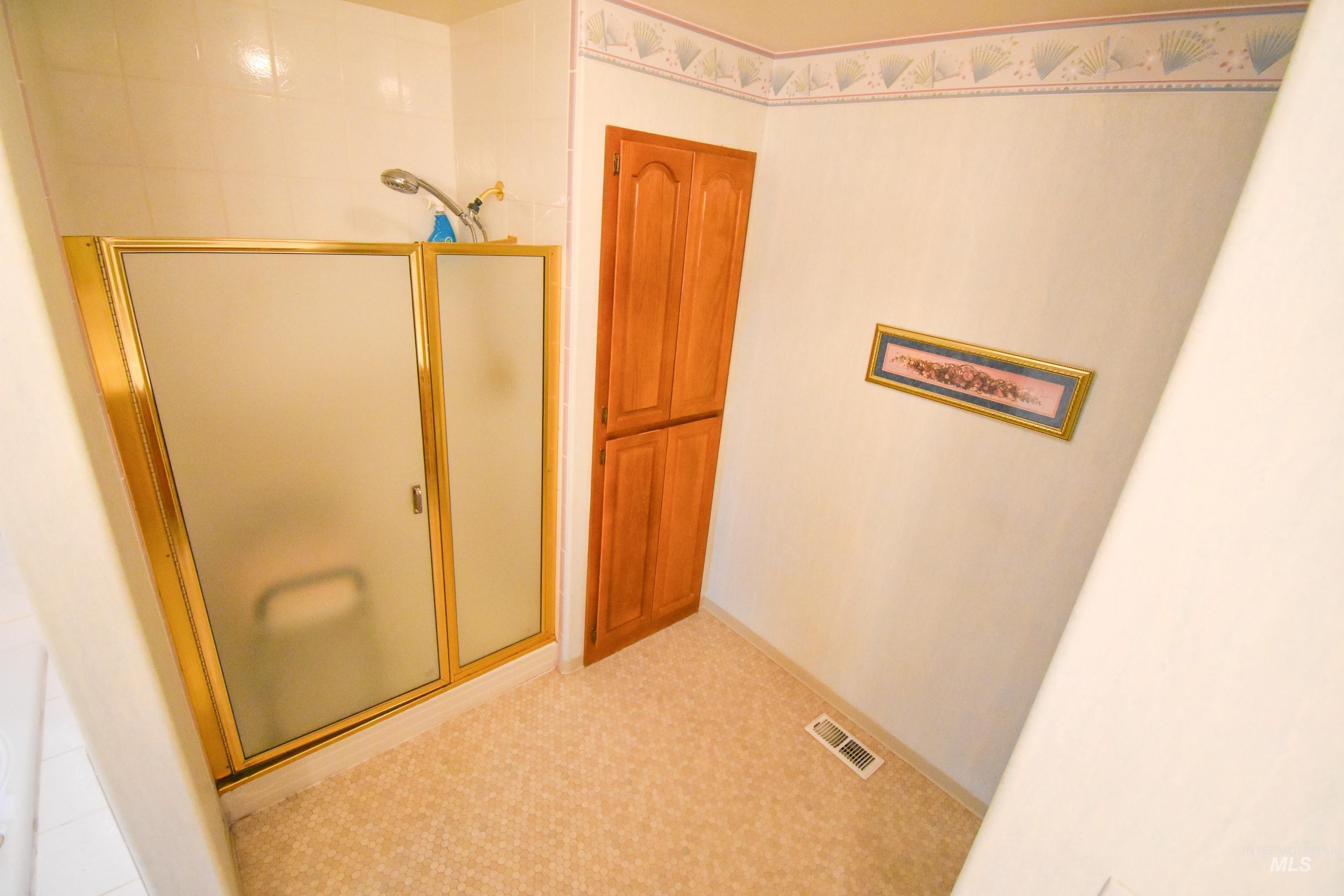 2530 Valleyview Drive, Clarkston, Washington 99403, 4 Bedrooms, 3 Bathrooms, Residential For Sale, Price $749,000,MLS 98947932