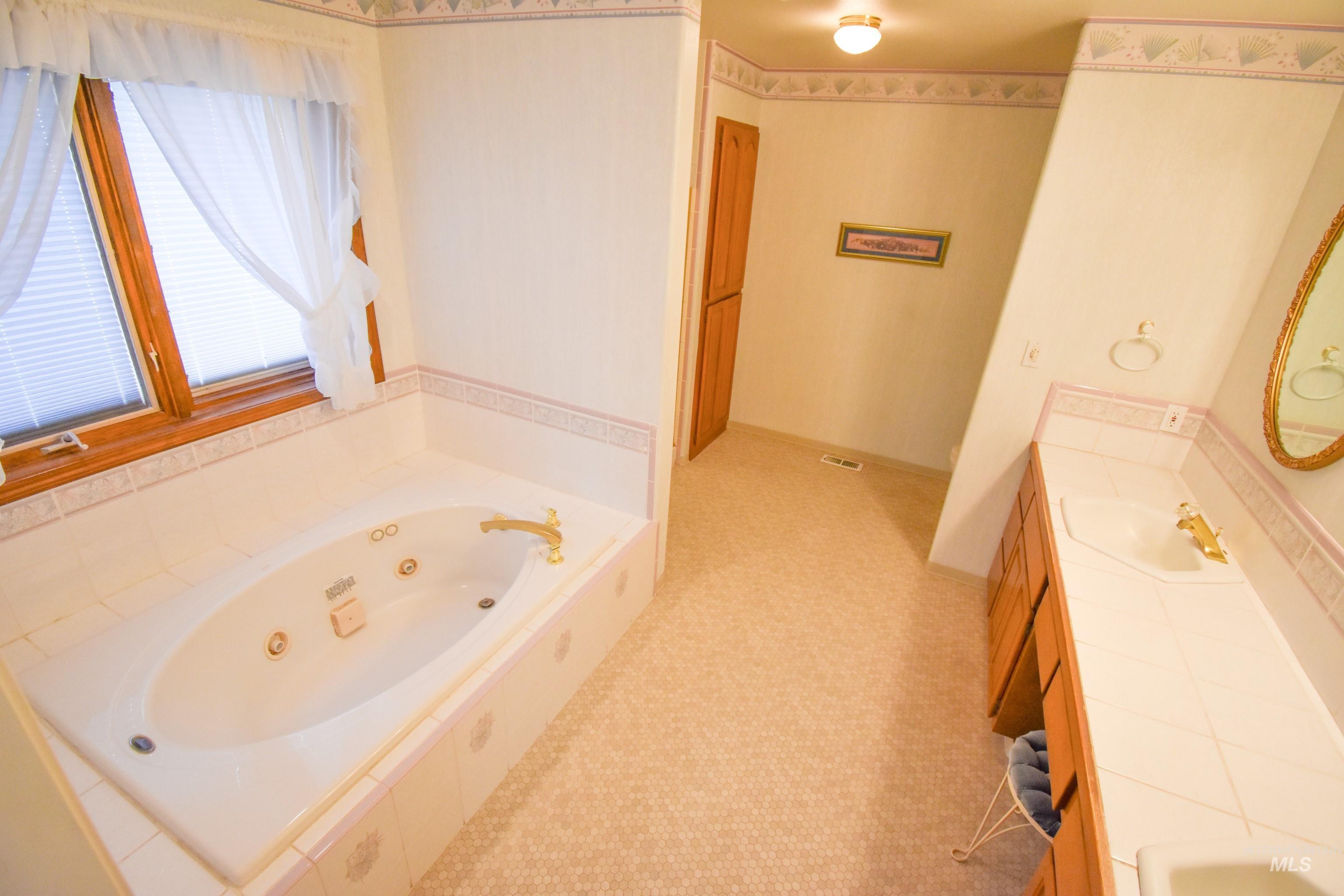 2530 Valleyview Drive, Clarkston, Washington 99403, 4 Bedrooms, 3 Bathrooms, Residential For Sale, Price $749,000,MLS 98947932