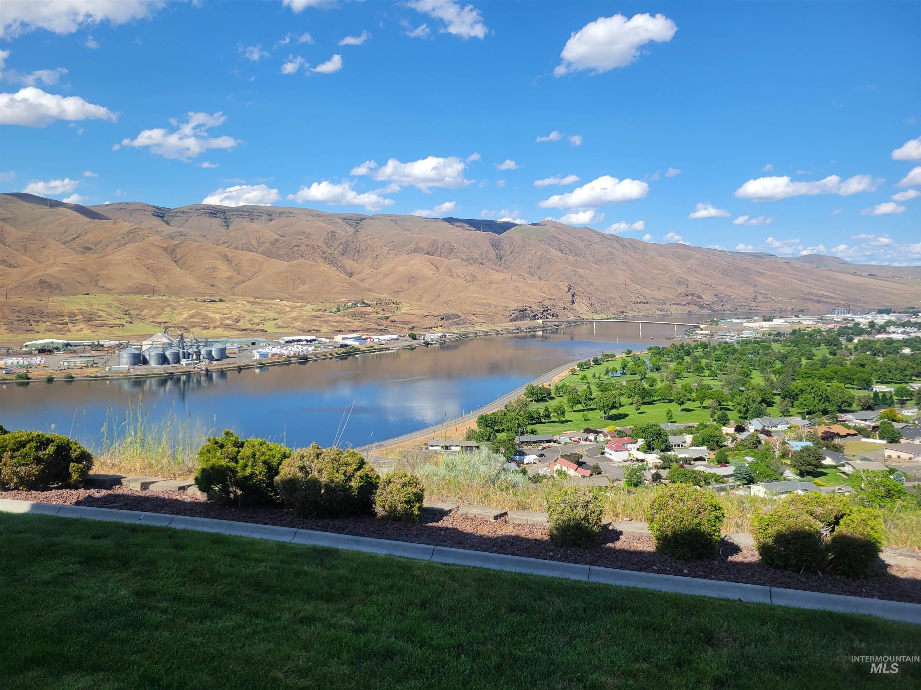 2530 Valleyview Drive, Clarkston, Washington 99403, 4 Bedrooms, 3 Bathrooms, Residential For Sale, Price $749,000,MLS 98947932