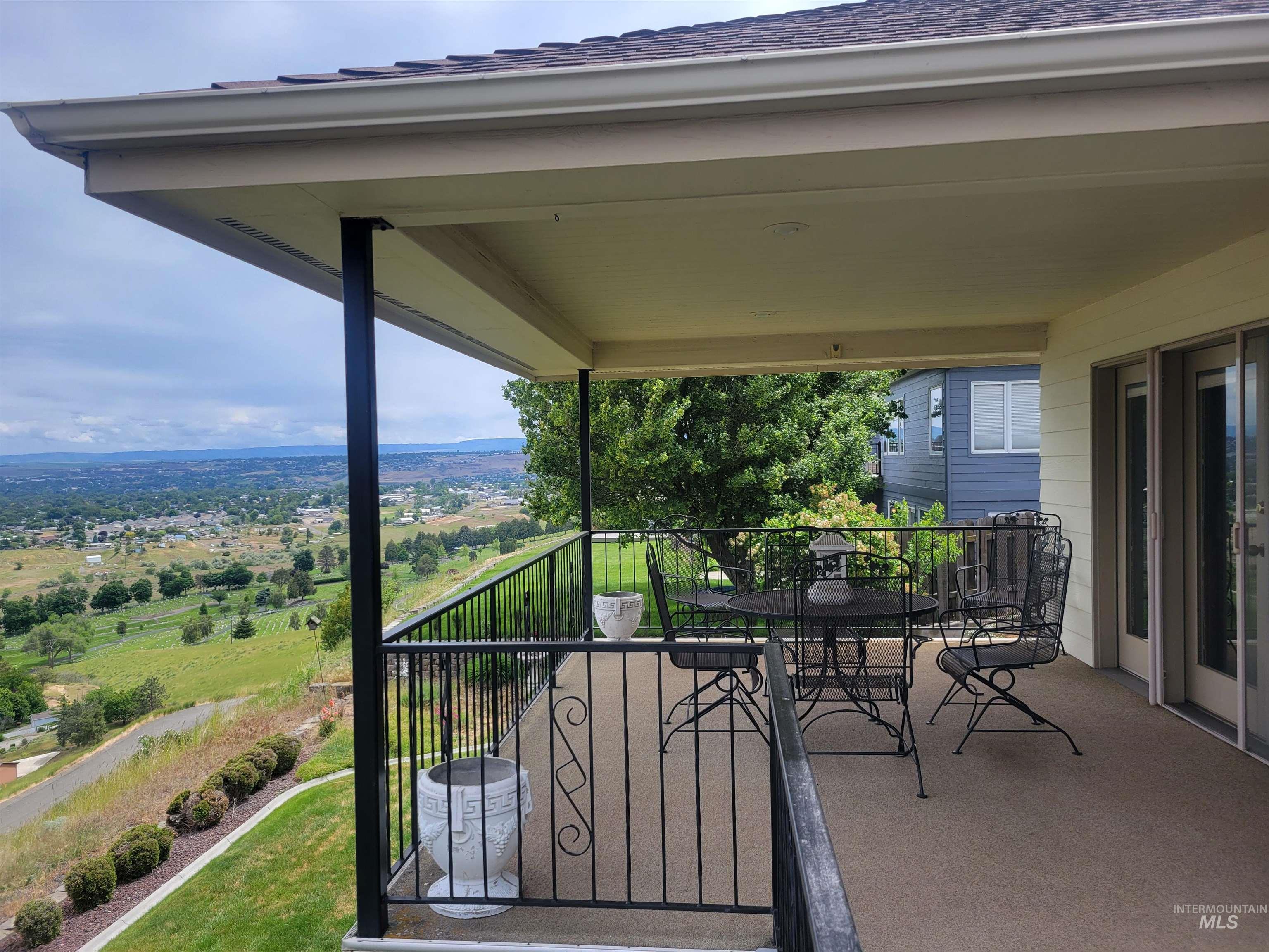 2530 Valleyview Drive, Clarkston, Washington 99403, 4 Bedrooms, 3 Bathrooms, Residential For Sale, Price $749,000,MLS 98947932