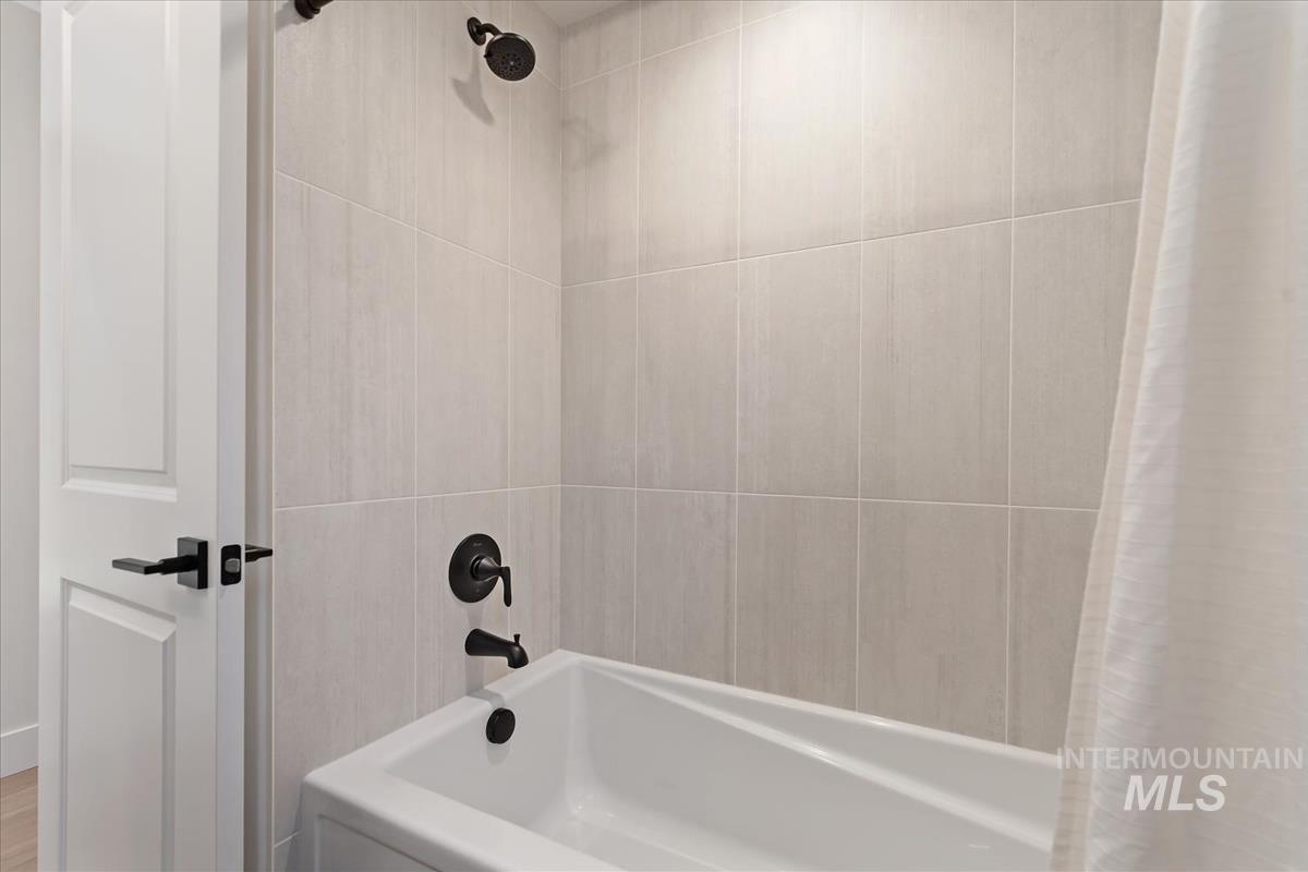 Full bathroom featuring shower / bath combo
