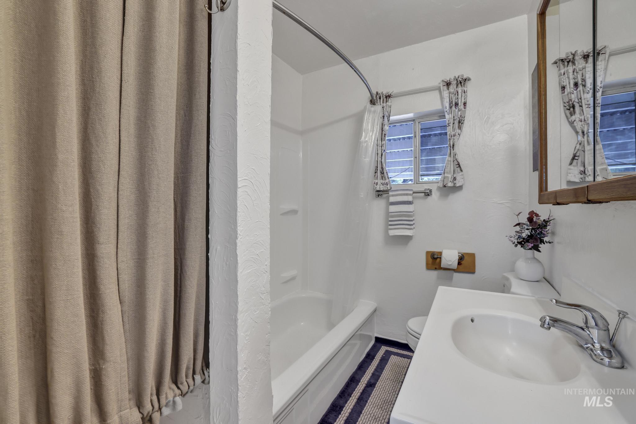 420 E 3rd St, Shoshone, Idaho 83352, 3 Bedrooms, 1 Bathroom, Residential For Sale, Price $279,000,MLS 98947988