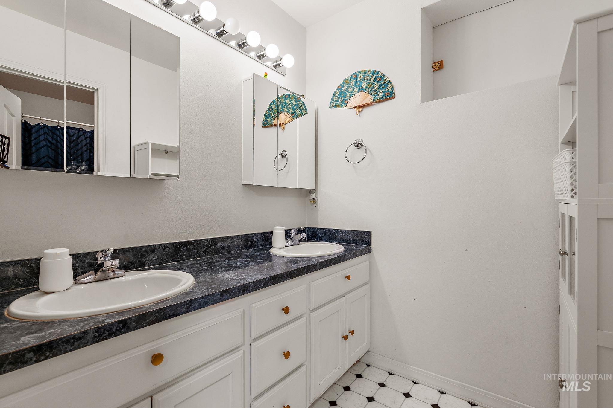 1295 S Dawcamry Lane, Kuna, Idaho 83634, 4 Bedrooms, 3 Bathrooms, Residential For Sale, Price $1,160,000,MLS 98947997