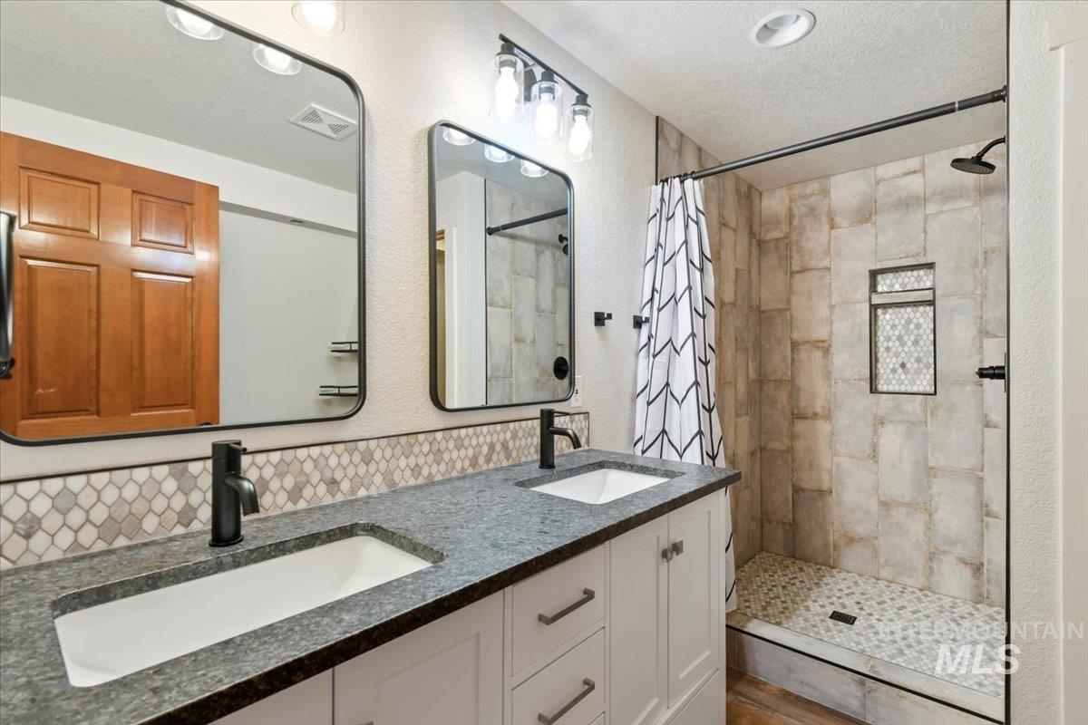 76 W Castle Creek Rd, Garden Valley, Idaho 83622, 3 Bedrooms, 3 Bathrooms, Residential For Sale, Price $699,900,MLS 98948027