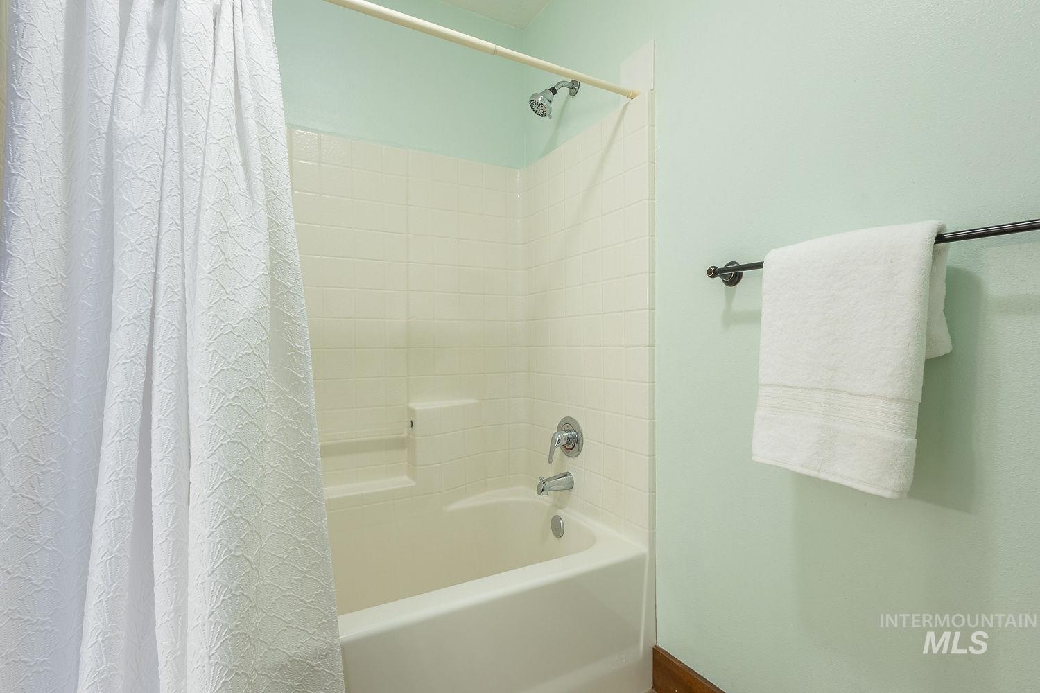 296 N Clearpoint Way, Eagle, Idaho 83616, 5 Bedrooms, 3.5 Bathrooms, Residential For Sale, Price $999,999,MLS 98948833