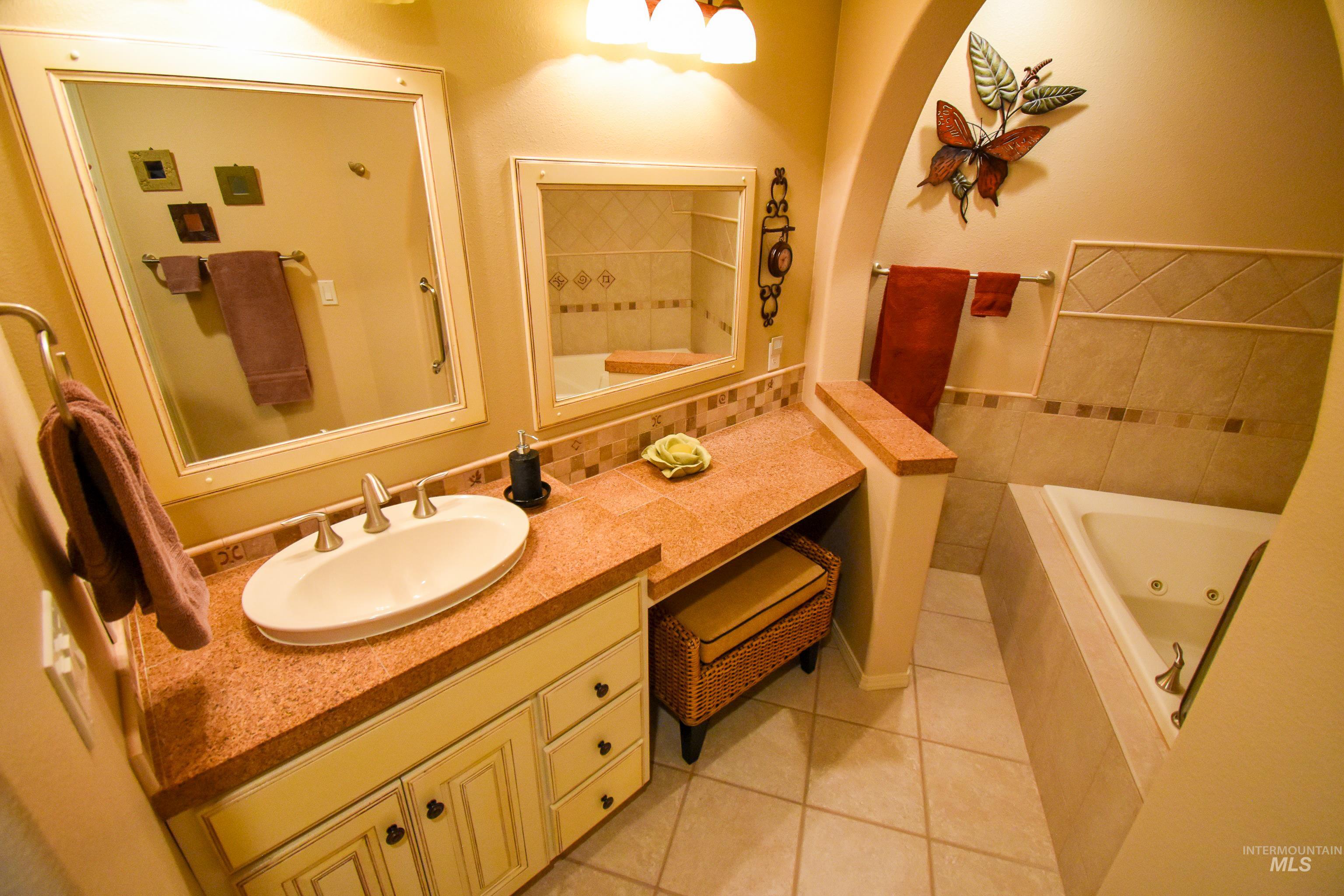 3725 Nicklaus Dr, Clarkston, Washington 99403, 5 Bedrooms, 4 Bathrooms, Residential For Sale, Price $794,000,MLS 98949094