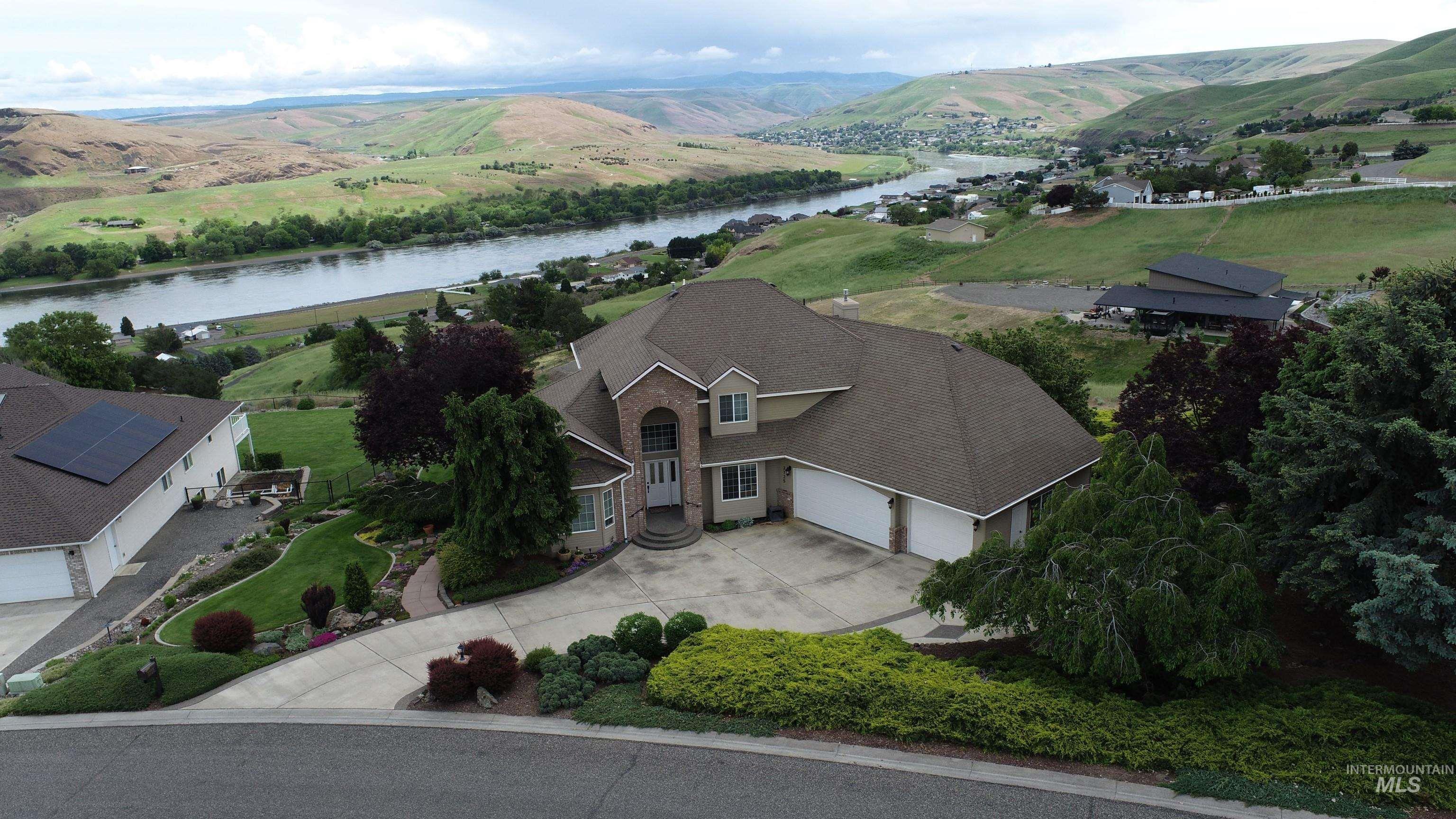 3725 Nicklaus Dr, Clarkston, Washington 99403, 5 Bedrooms, 4 Bathrooms, Residential For Sale, Price $794,000,MLS 98949094