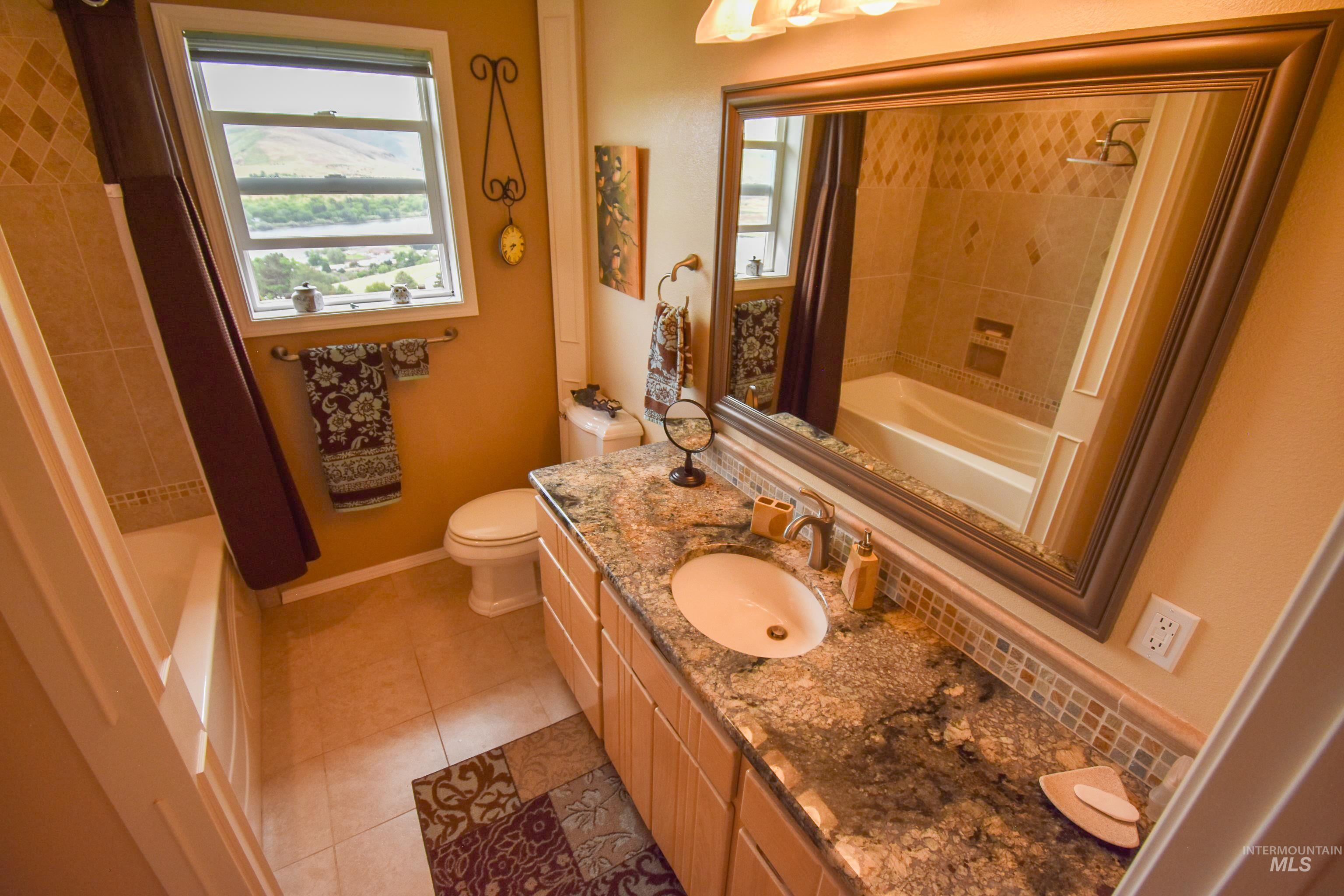 3725 Nicklaus Dr, Clarkston, Washington 99403, 5 Bedrooms, 4 Bathrooms, Residential For Sale, Price $794,000,MLS 98949094