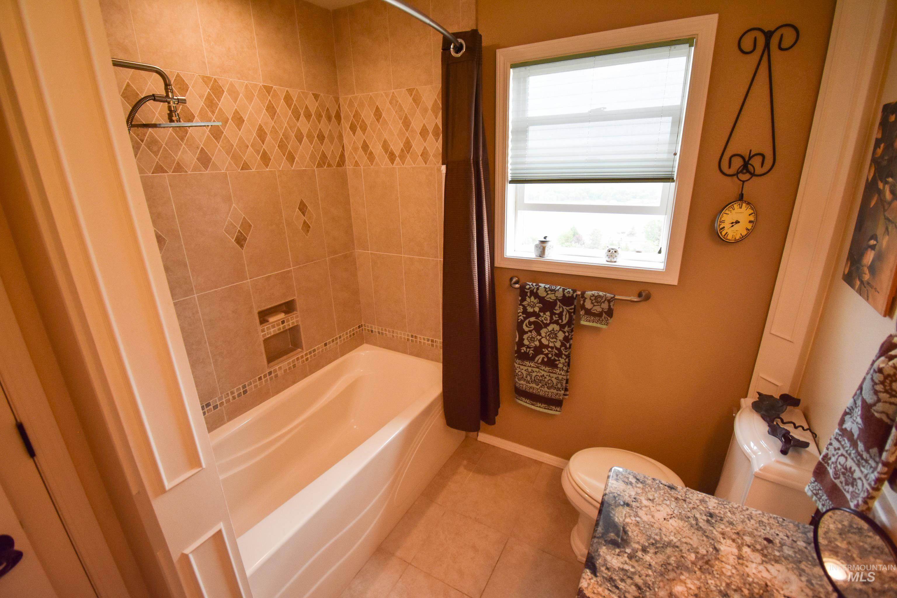 3725 Nicklaus Dr, Clarkston, Washington 99403, 5 Bedrooms, 4 Bathrooms, Residential For Sale, Price $794,000,MLS 98949094