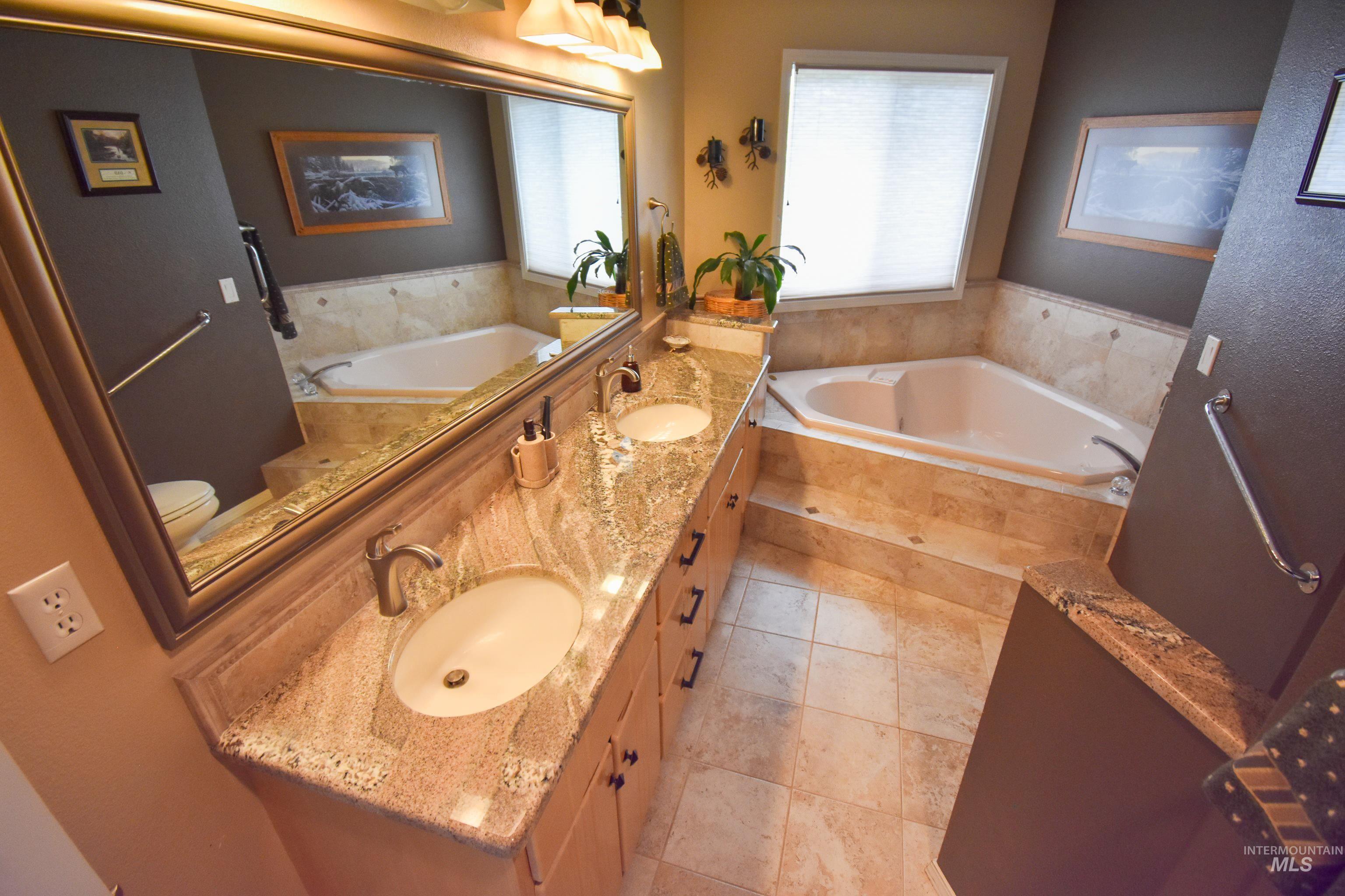 3725 Nicklaus Dr, Clarkston, Washington 99403, 5 Bedrooms, 4 Bathrooms, Residential For Sale, Price $794,000,MLS 98949094