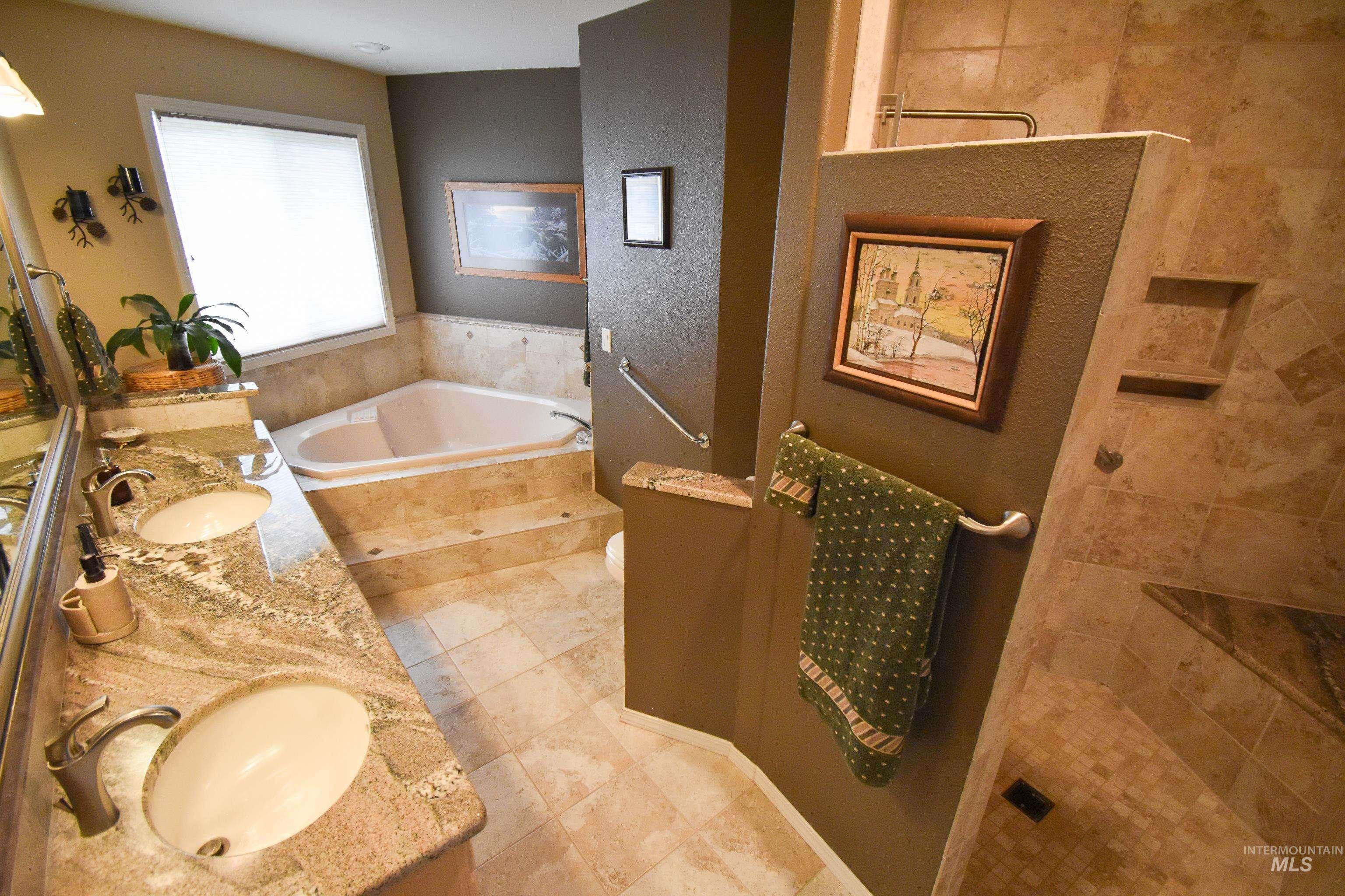 3725 Nicklaus Dr, Clarkston, Washington 99403, 5 Bedrooms, 4 Bathrooms, Residential For Sale, Price $794,000,MLS 98949094