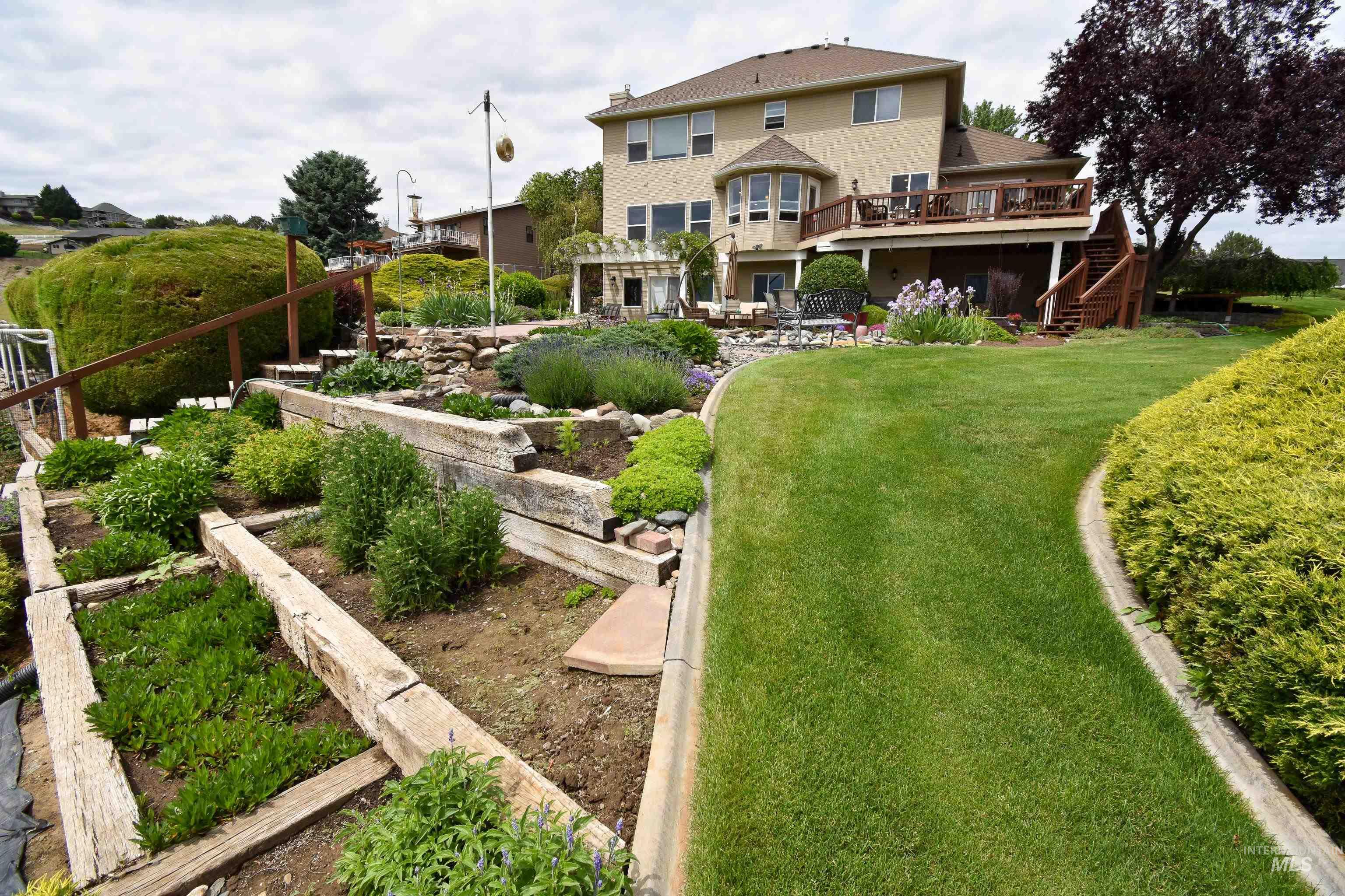 3725 Nicklaus Dr, Clarkston, Washington 99403, 5 Bedrooms, 4 Bathrooms, Residential For Sale, Price $794,000,MLS 98949094