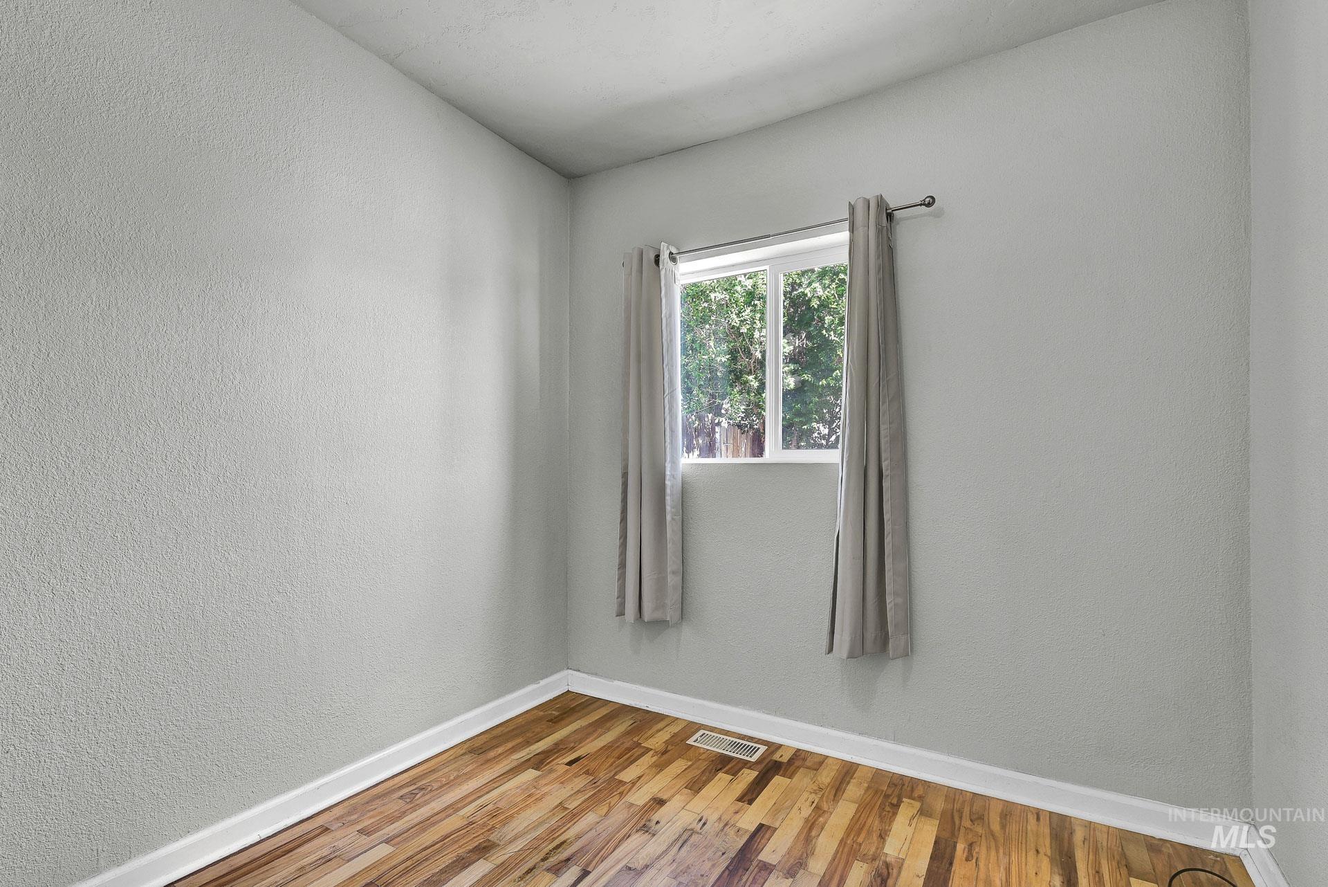 155 N 11th E St, Mountain Home, Idaho 83647, 3 Bedrooms, 1 Bathroom, Residential For Sale, Price $260,000, 98949342