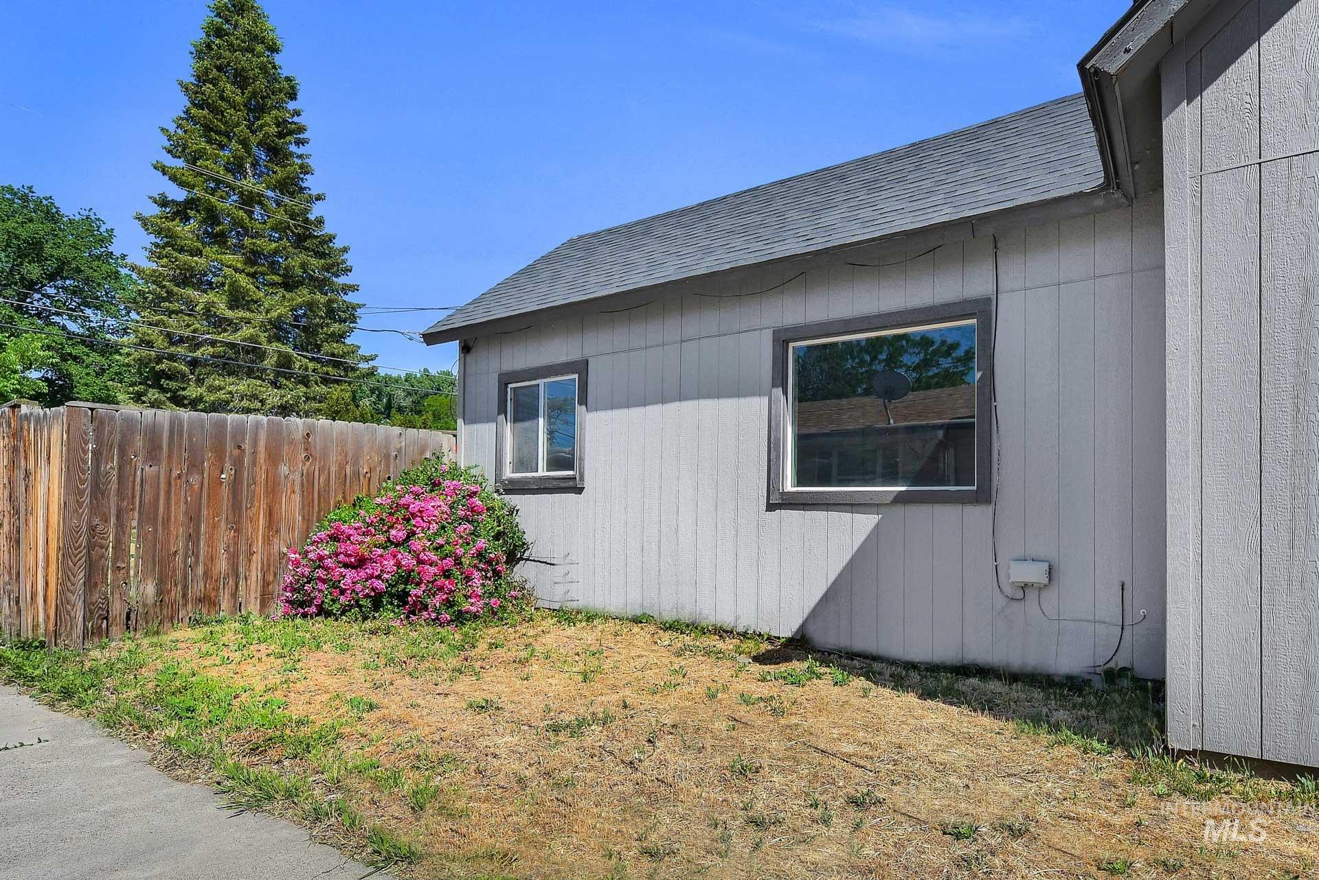 155 N 11th E St, Mountain Home, Idaho 83647, 3 Bedrooms, 1 Bathroom, Residential For Sale, Price $260,000, 98949342