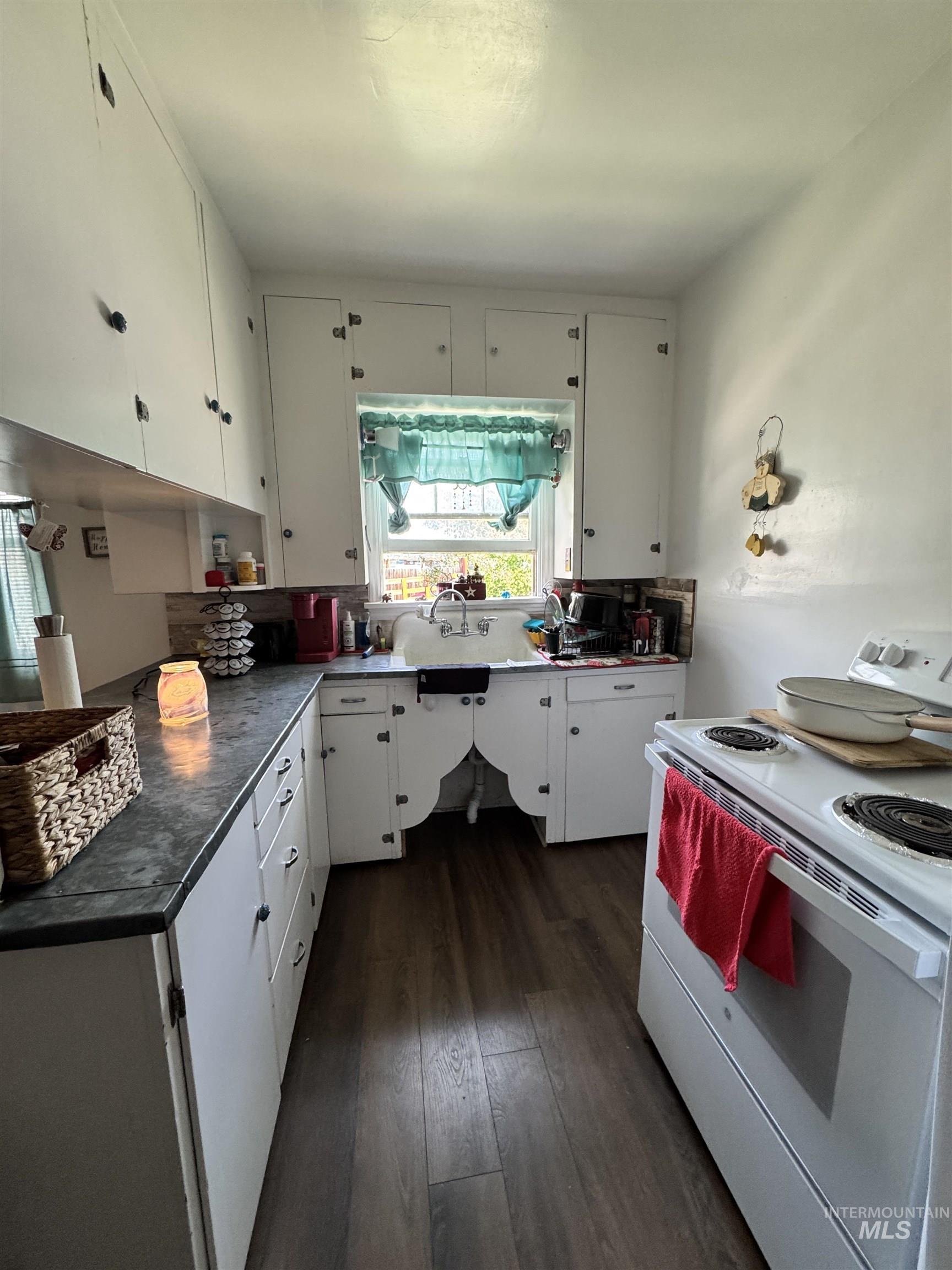 120 9th Avenue North, Buhl, Idaho 83316, 3 Bedrooms, 0.5 Bathroom, Residential Income For Sale, Price $300,000, 98949667