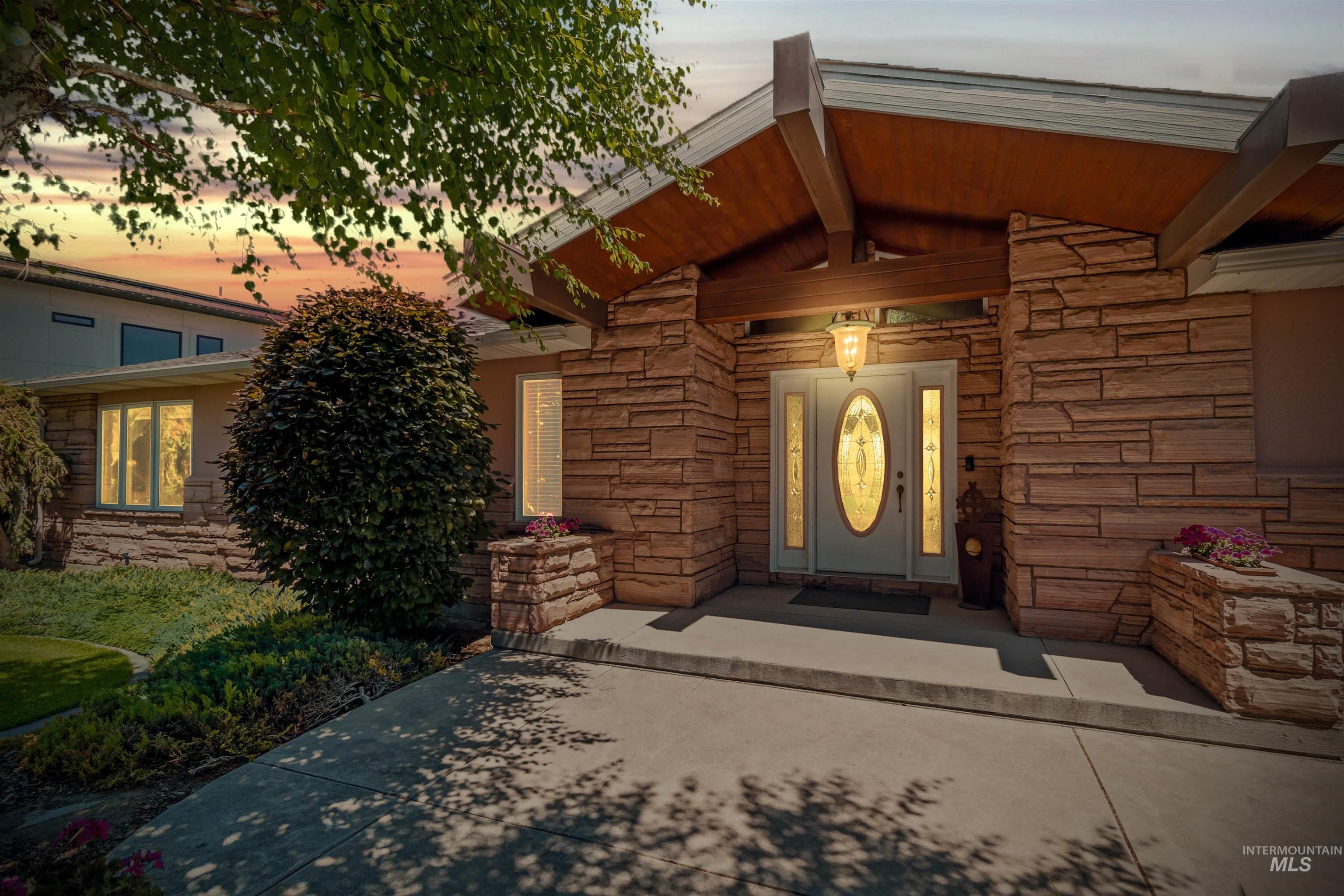 15 Van Engelen Rd, Burley, Idaho 83318-5445, 4 Bedrooms, 4 Bathrooms, Residential For Sale, Price $990,000,MLS 98949818
