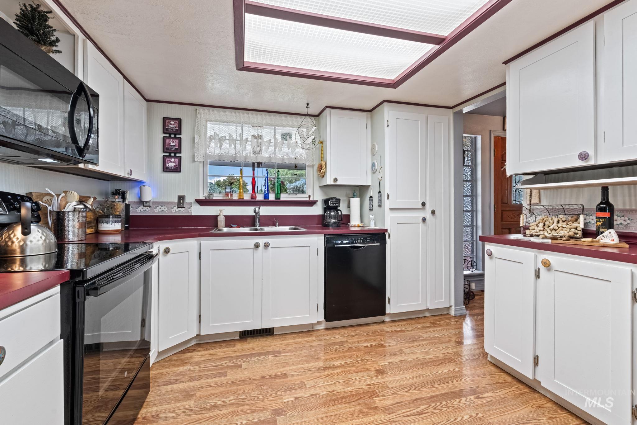 1075 Teal Circle, Mountain Home, Idaho 83647, 3 Bedrooms, 2.5 Bathrooms, Residential For Sale, Price $399,900,MLS 98949911